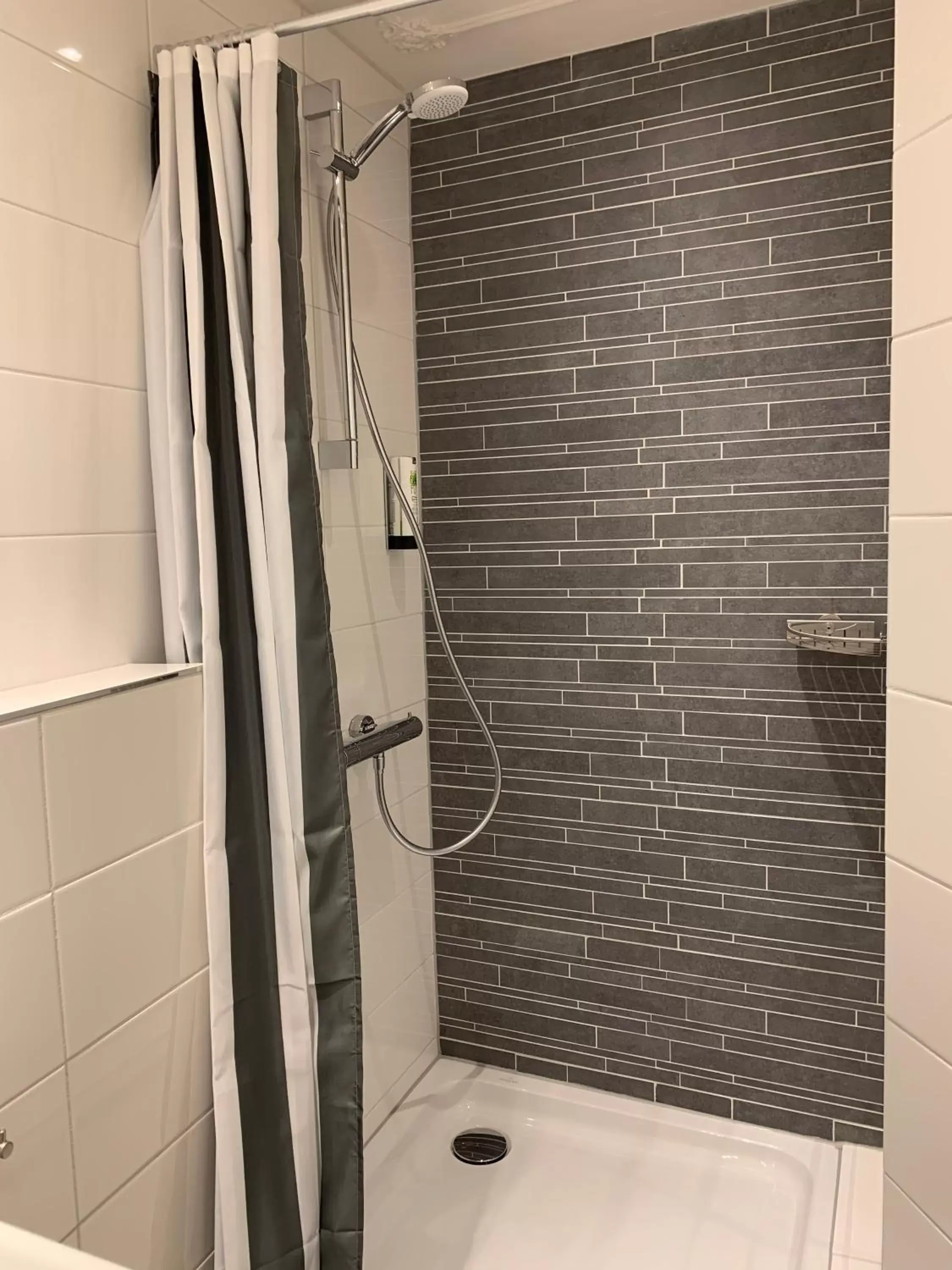 Shower, Bathroom in Hotel Grand Canal