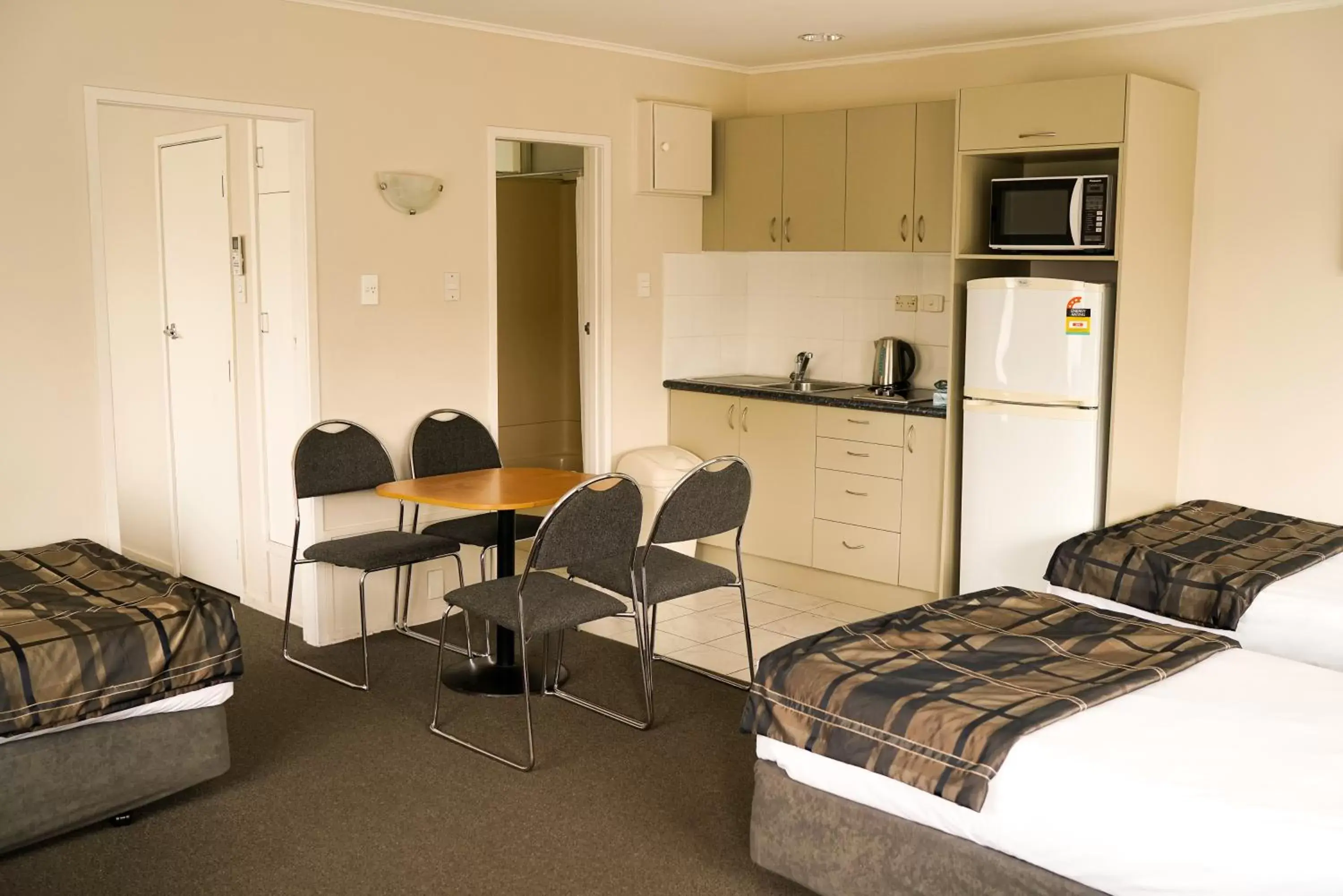 Kitchen/Kitchenette in Alpers Lodge & Conference Centre