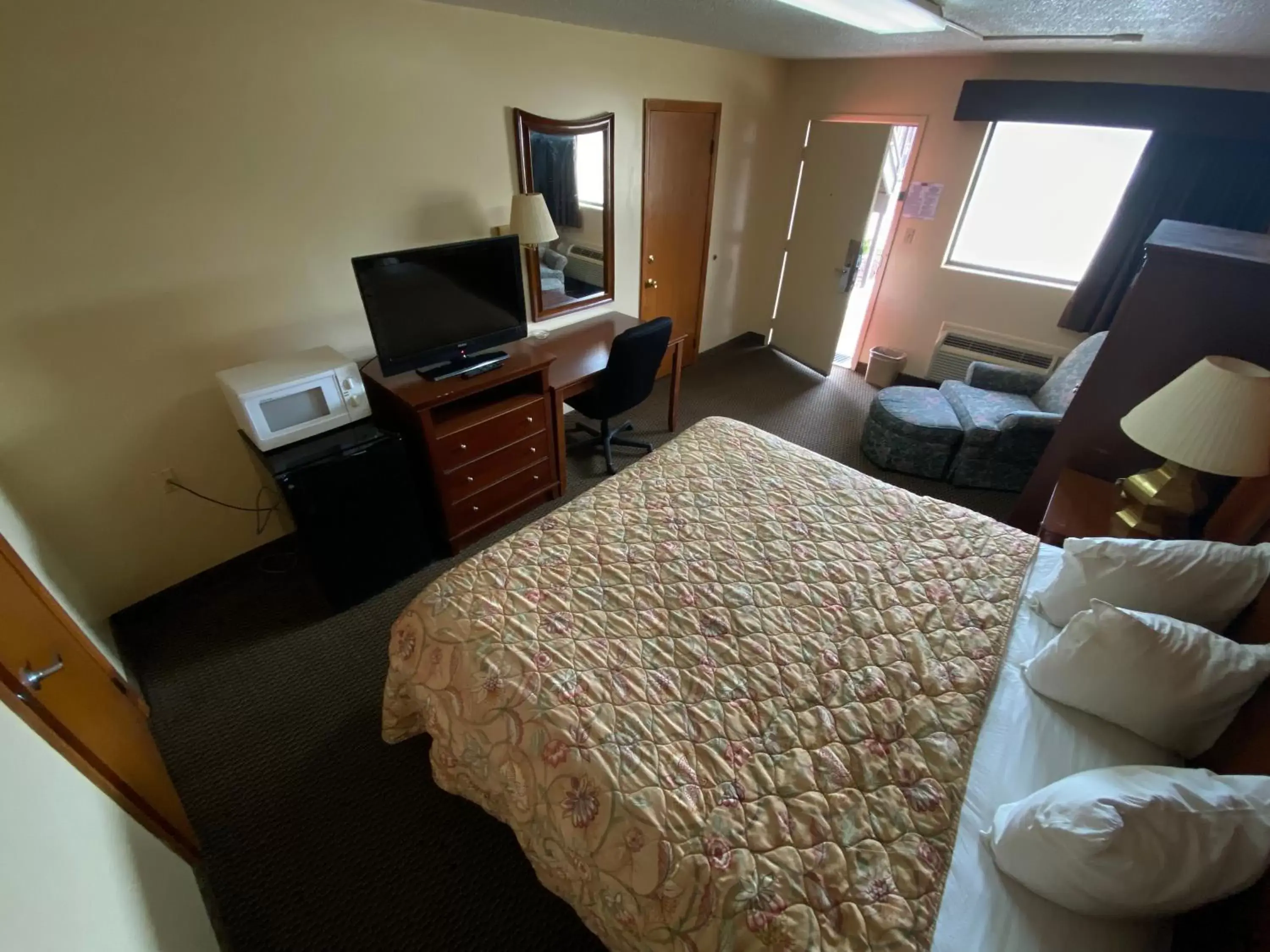 Bed in Budget Host Inn - Baxley