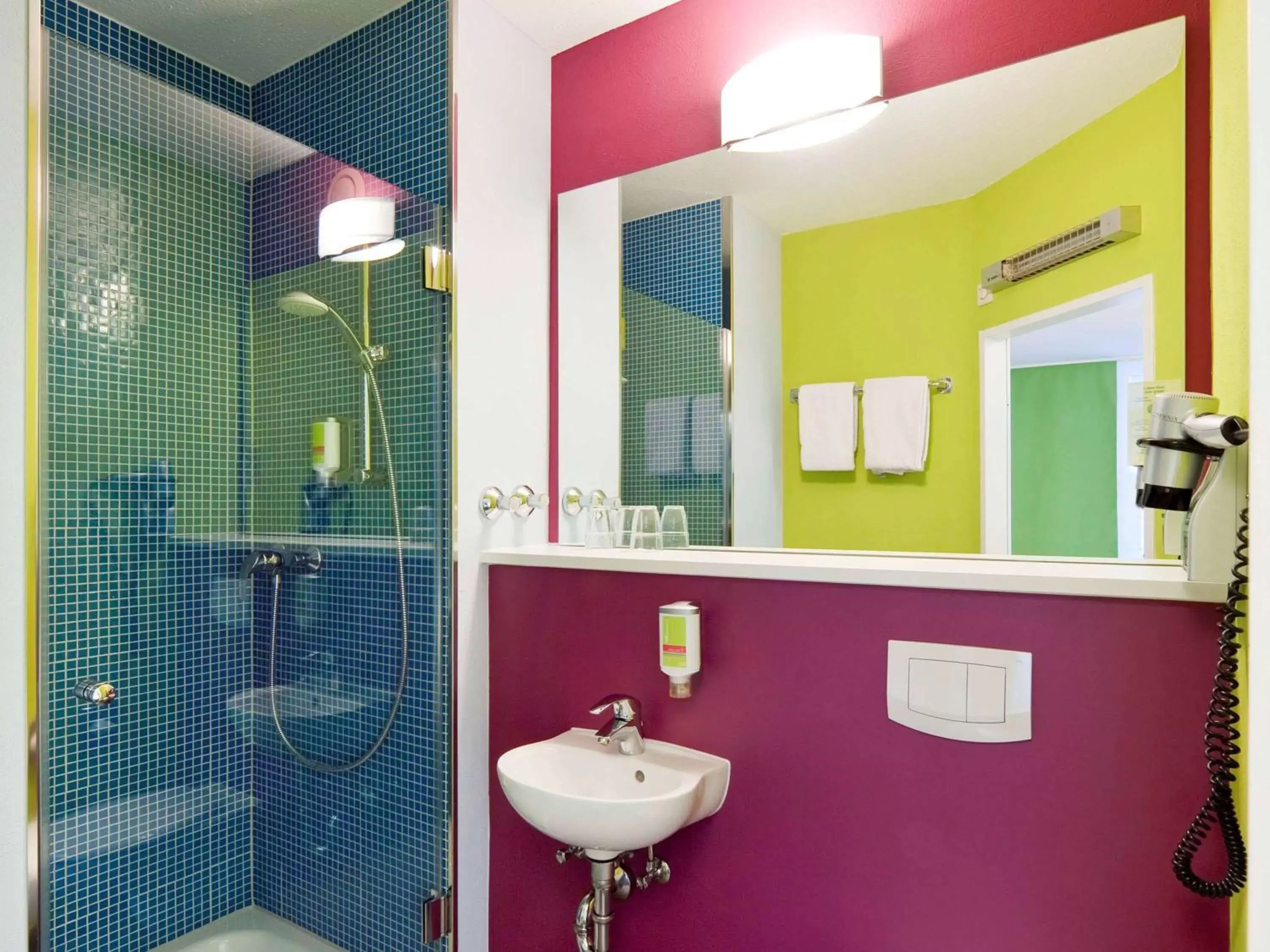 Photo of the whole room, Bathroom in ibis Styles Duesseldorf-Neuss