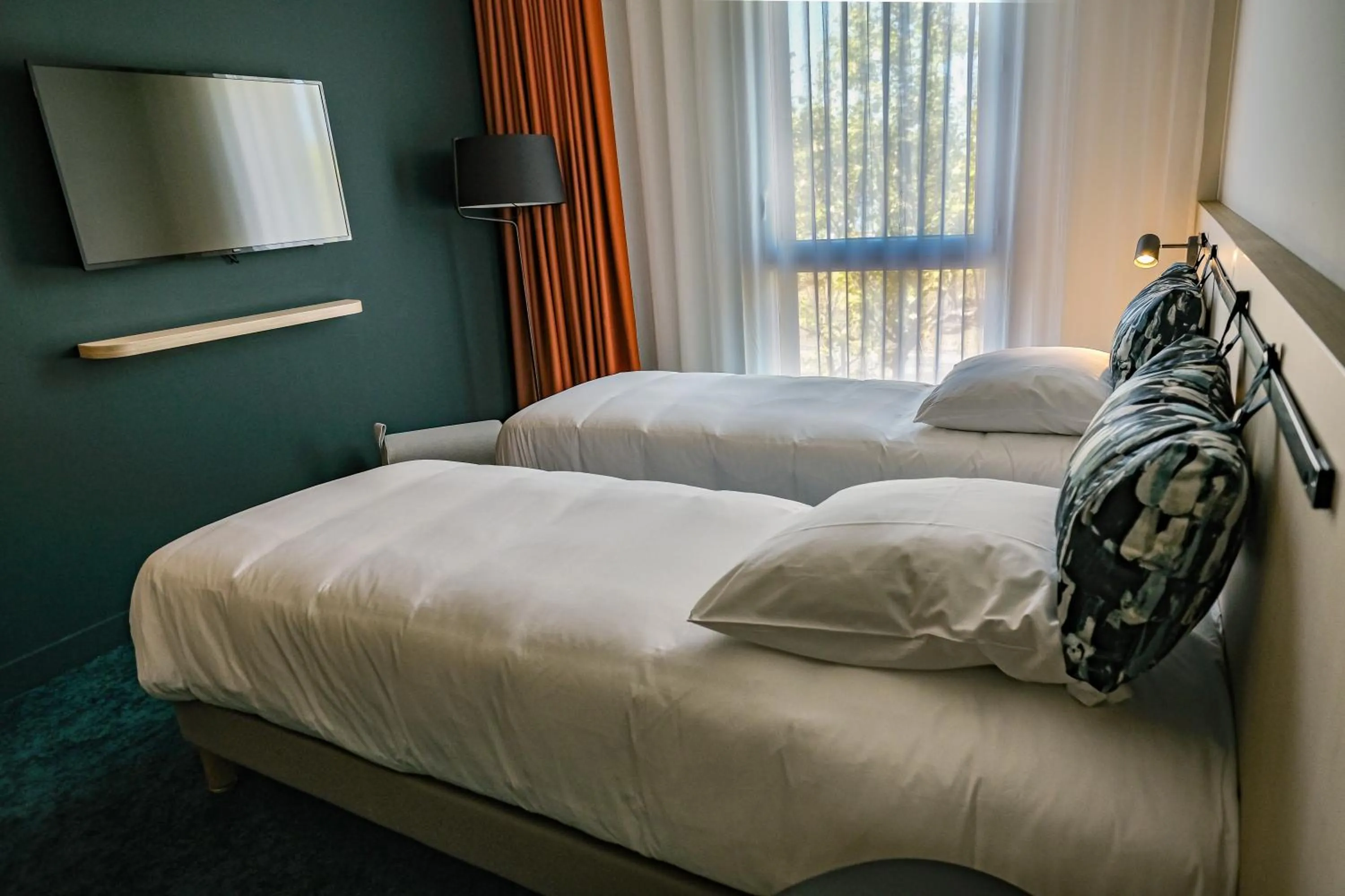 Photo of the whole room, Bed in Live Hotels Bordeaux Lac
