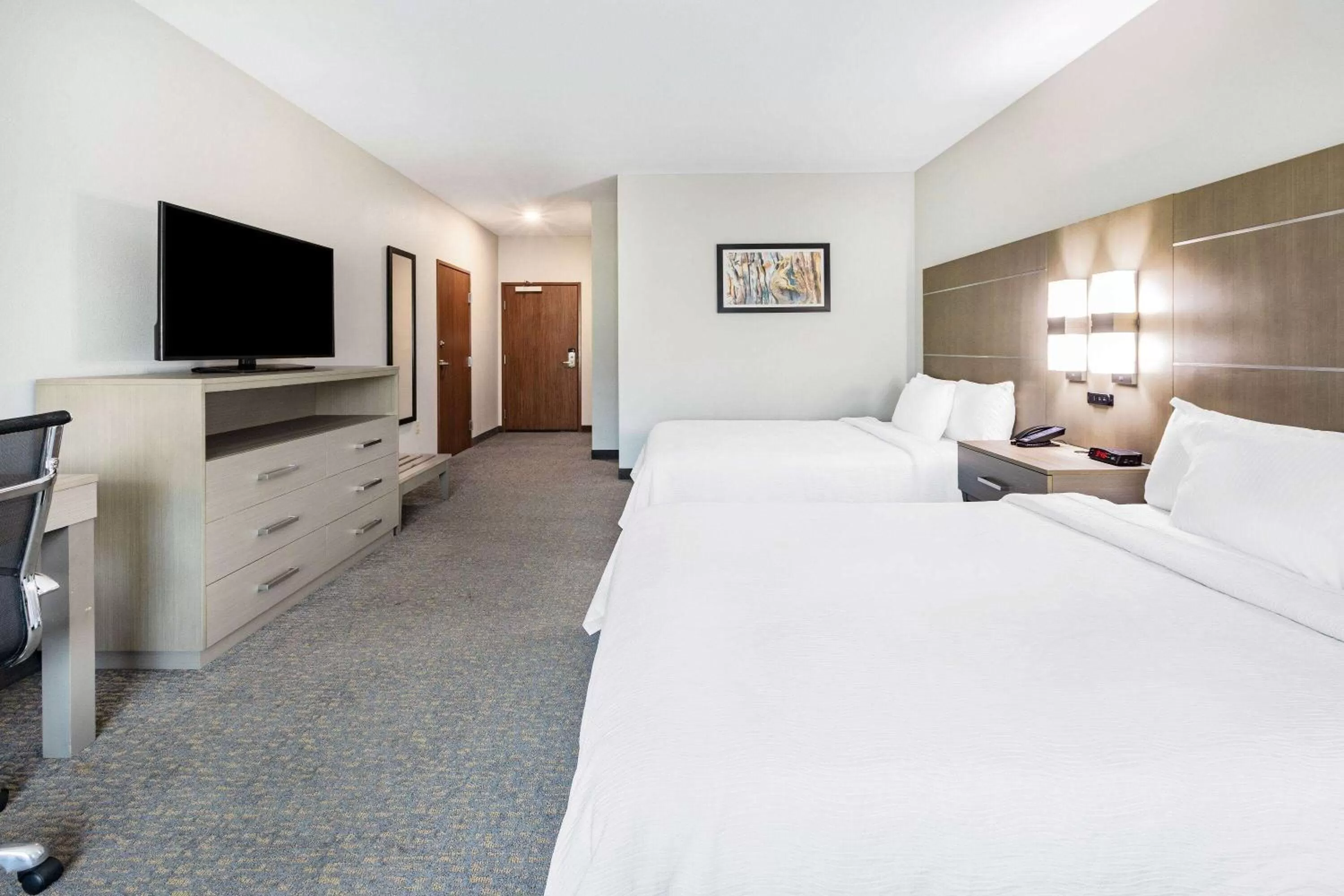 Photo of the whole room, Bed in La Quinta Inn & Suites by Wyndham Jackson-Cape Girardeau