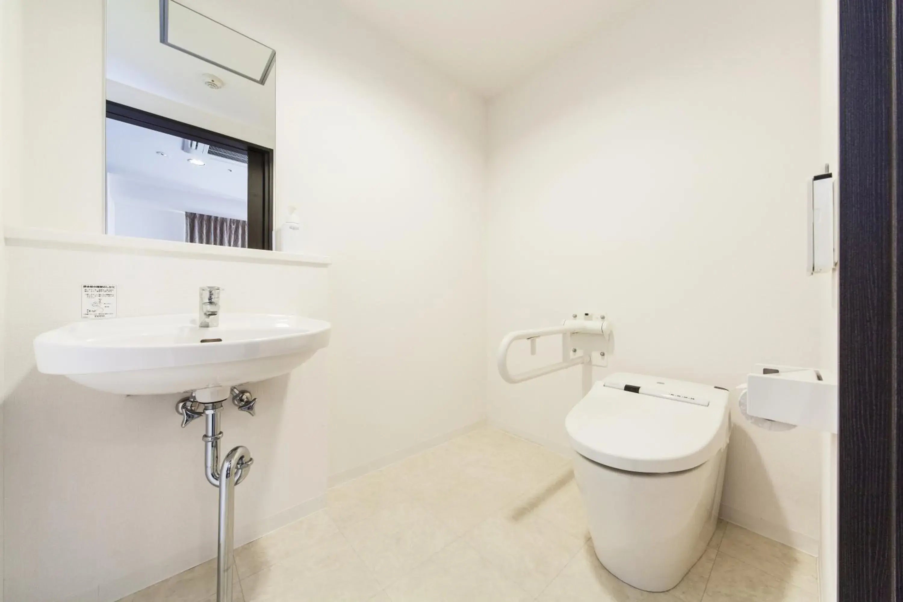 Photo of the whole room, Bathroom in MYSTAYS Shin Urayasu Conference Center