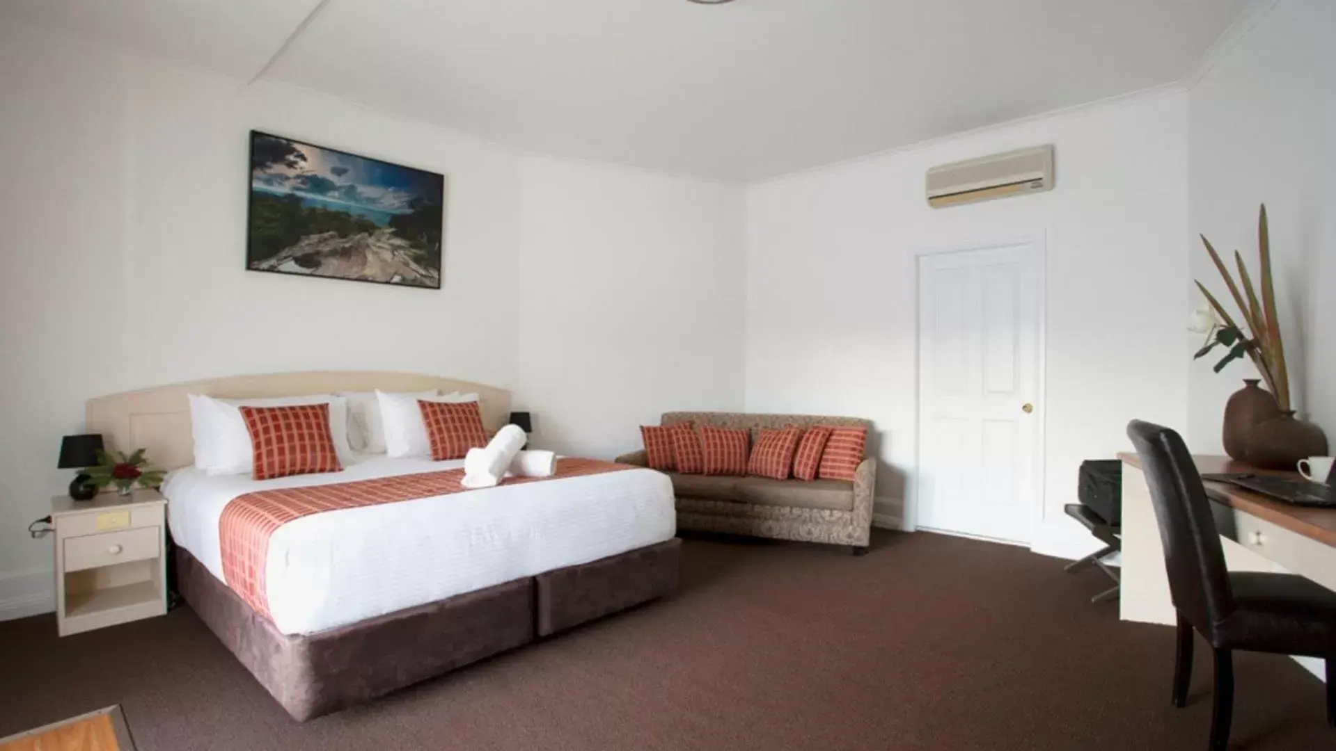 Bed, Seating Area in Bowen Inn Motel