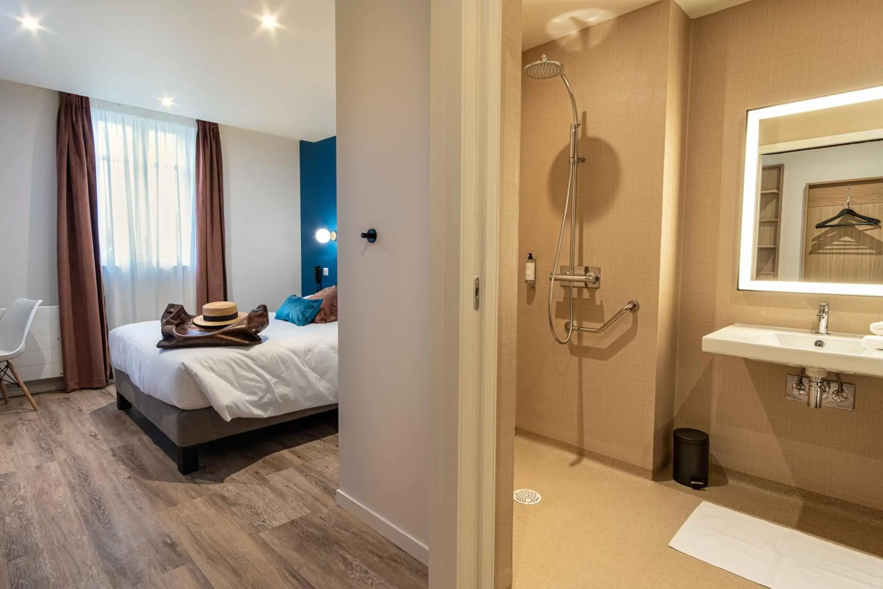 Photo of the whole room, Bathroom in Mayrena Hotel Restaurant - Destination Le Tréport Mers