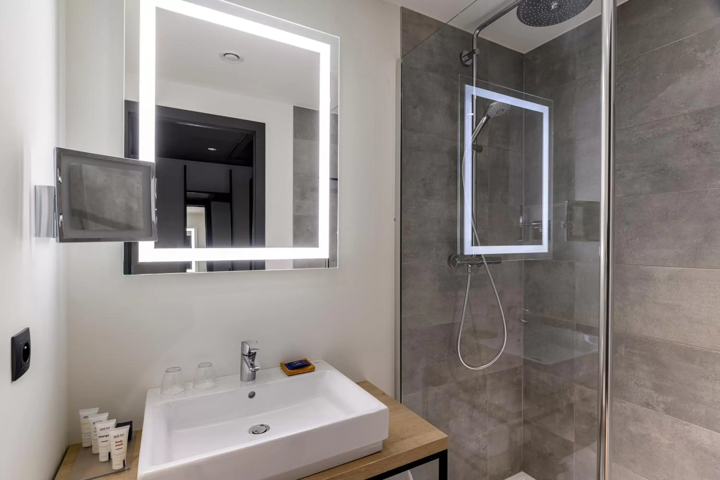 Shower, Bathroom in Park Inn by Radisson Antwerp Berchem