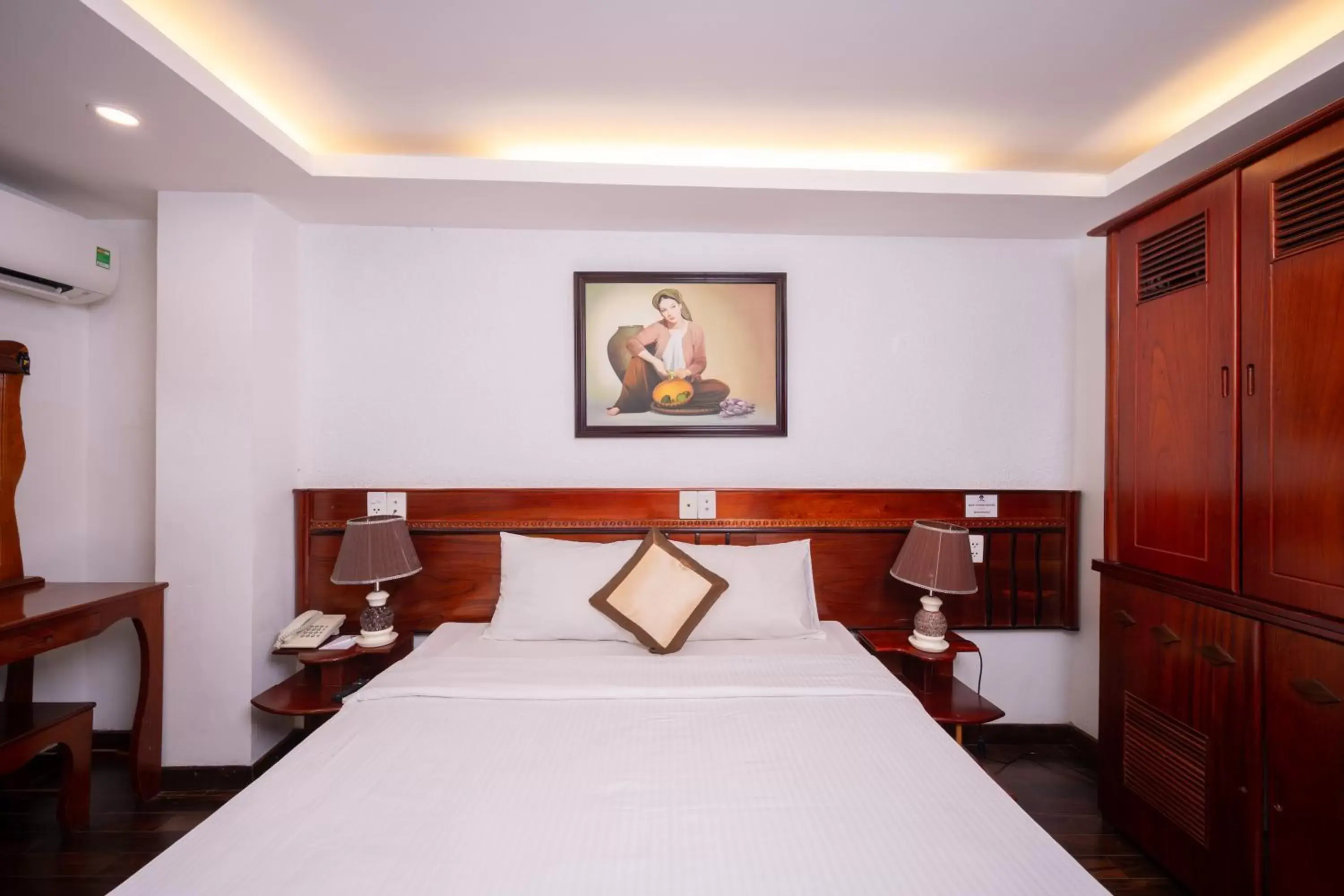 Bed in Duc Vuong Saigon Hotel - Bui Vien