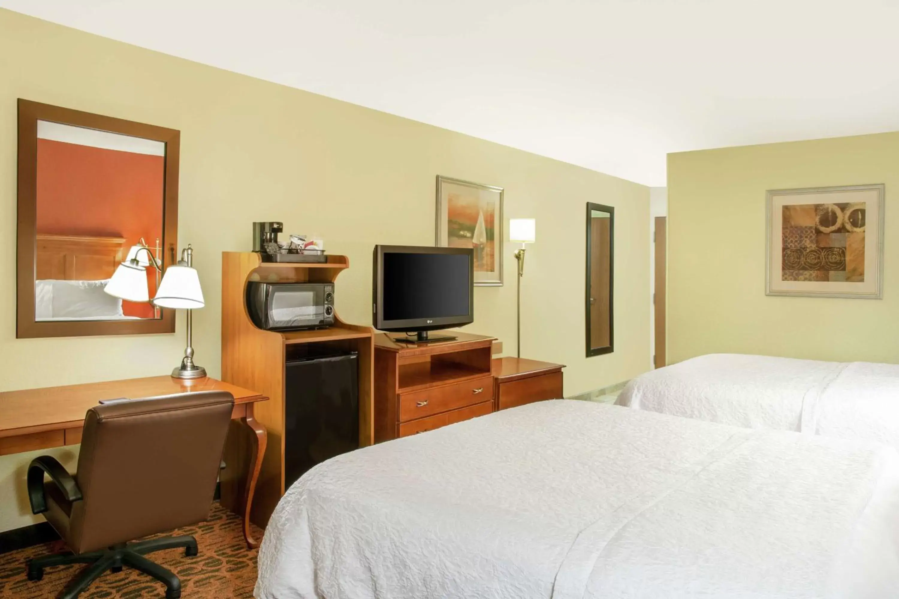 Bed, TV/Entertainment Center in Hampton Inn Merrillville