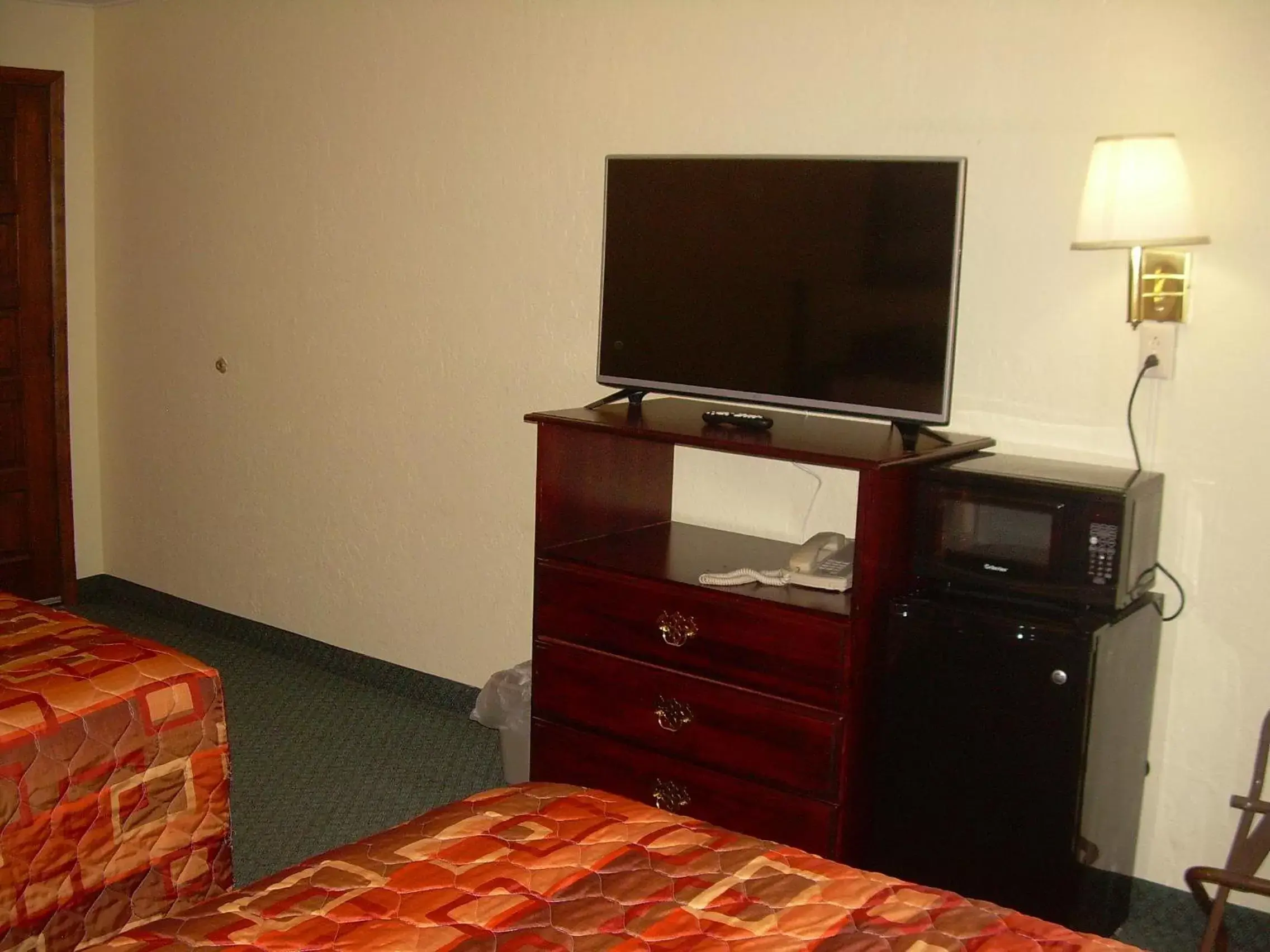 TV/Entertainment Center in 83 motel