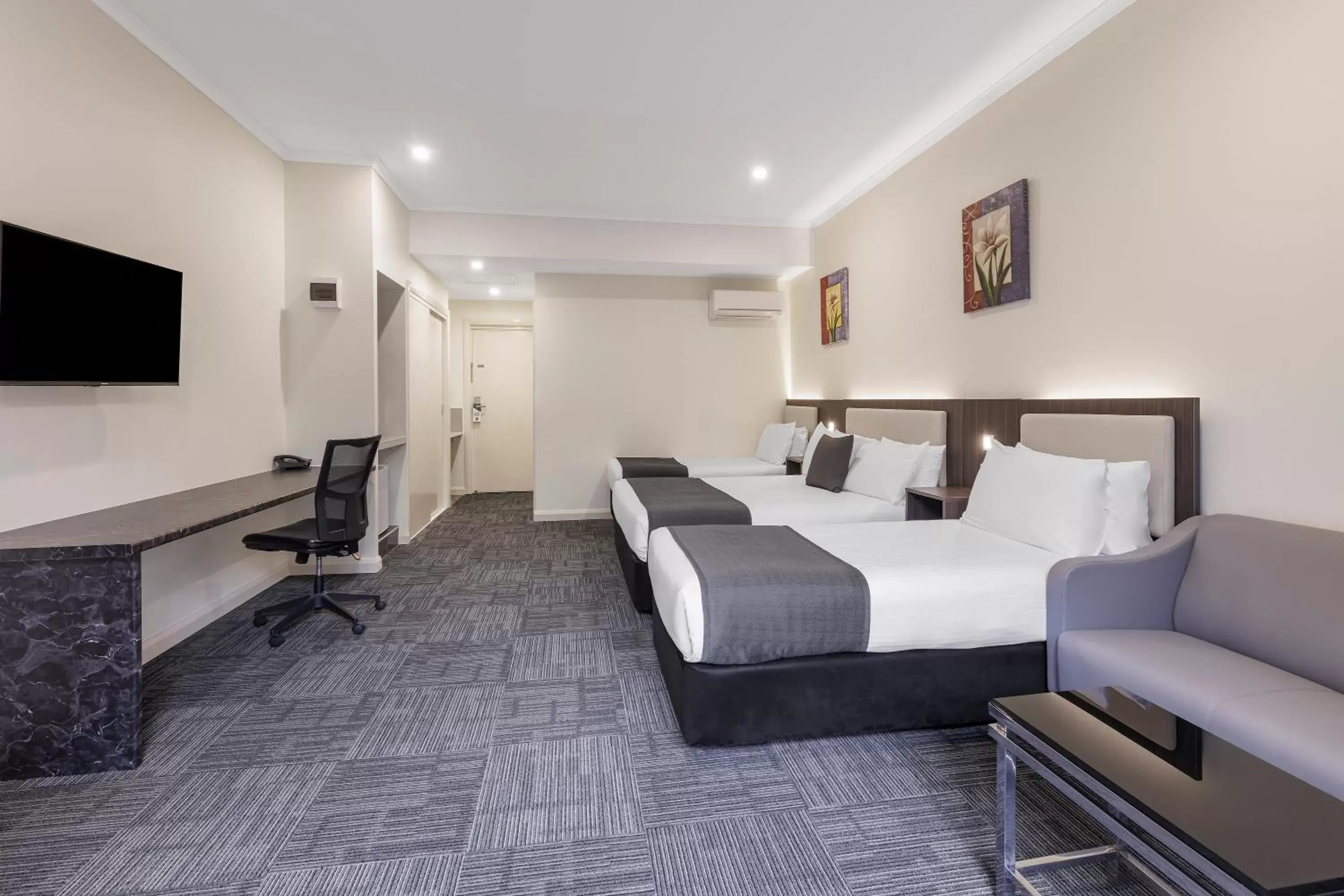 Bed in Quality Hotel Melbourne Airport