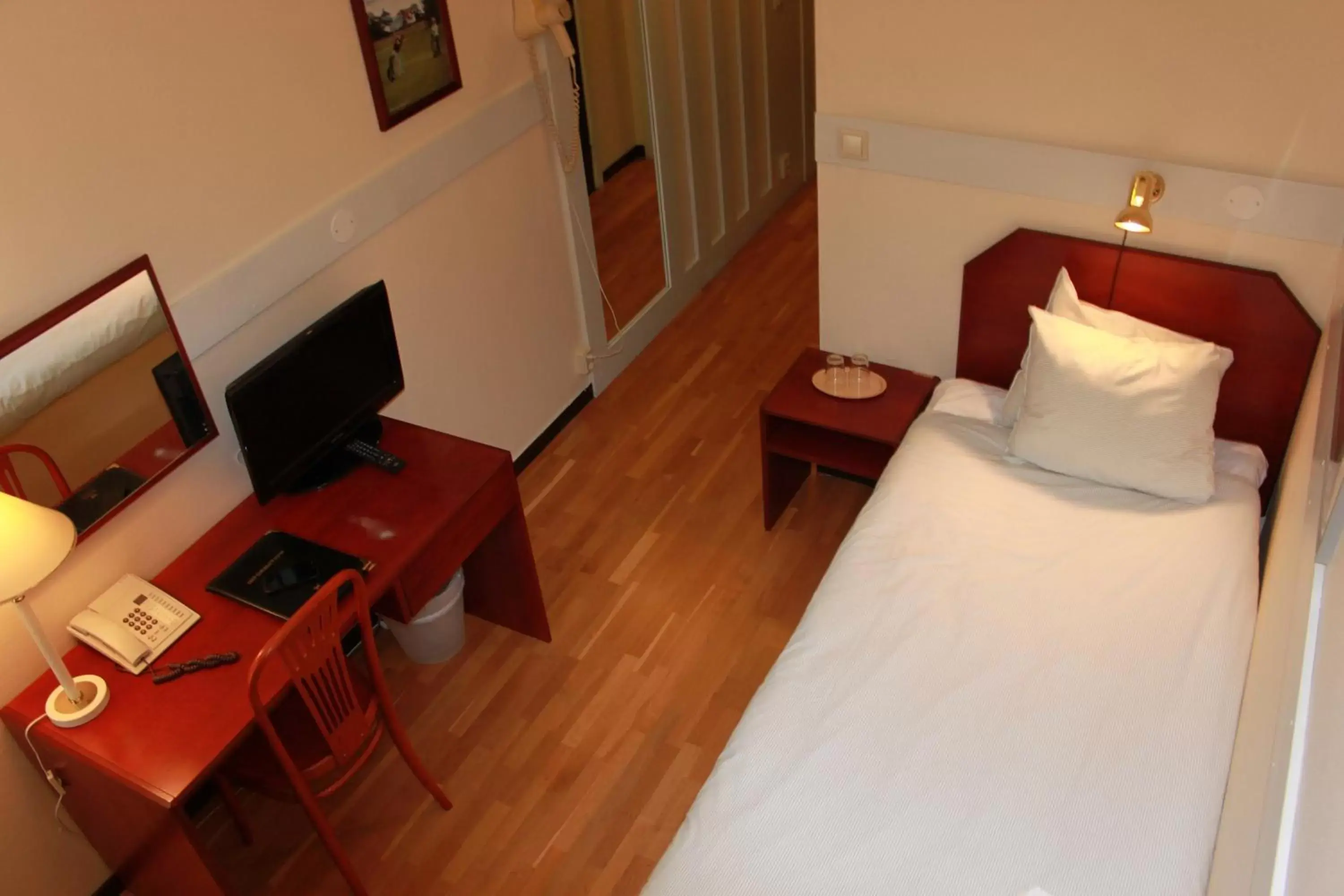 Photo of the whole room, Bed in First Hotel Statt