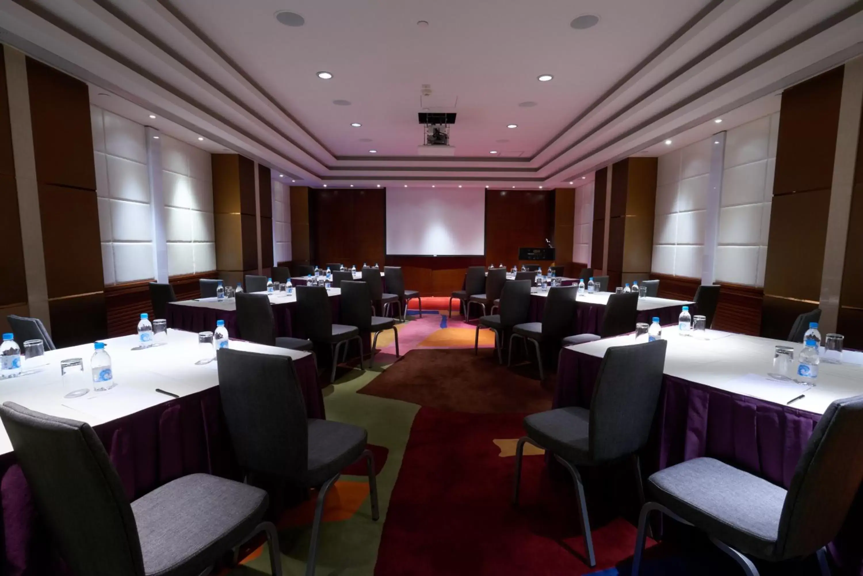 Meeting/conference room, Restaurant/Places to Eat in Wharney Hotel