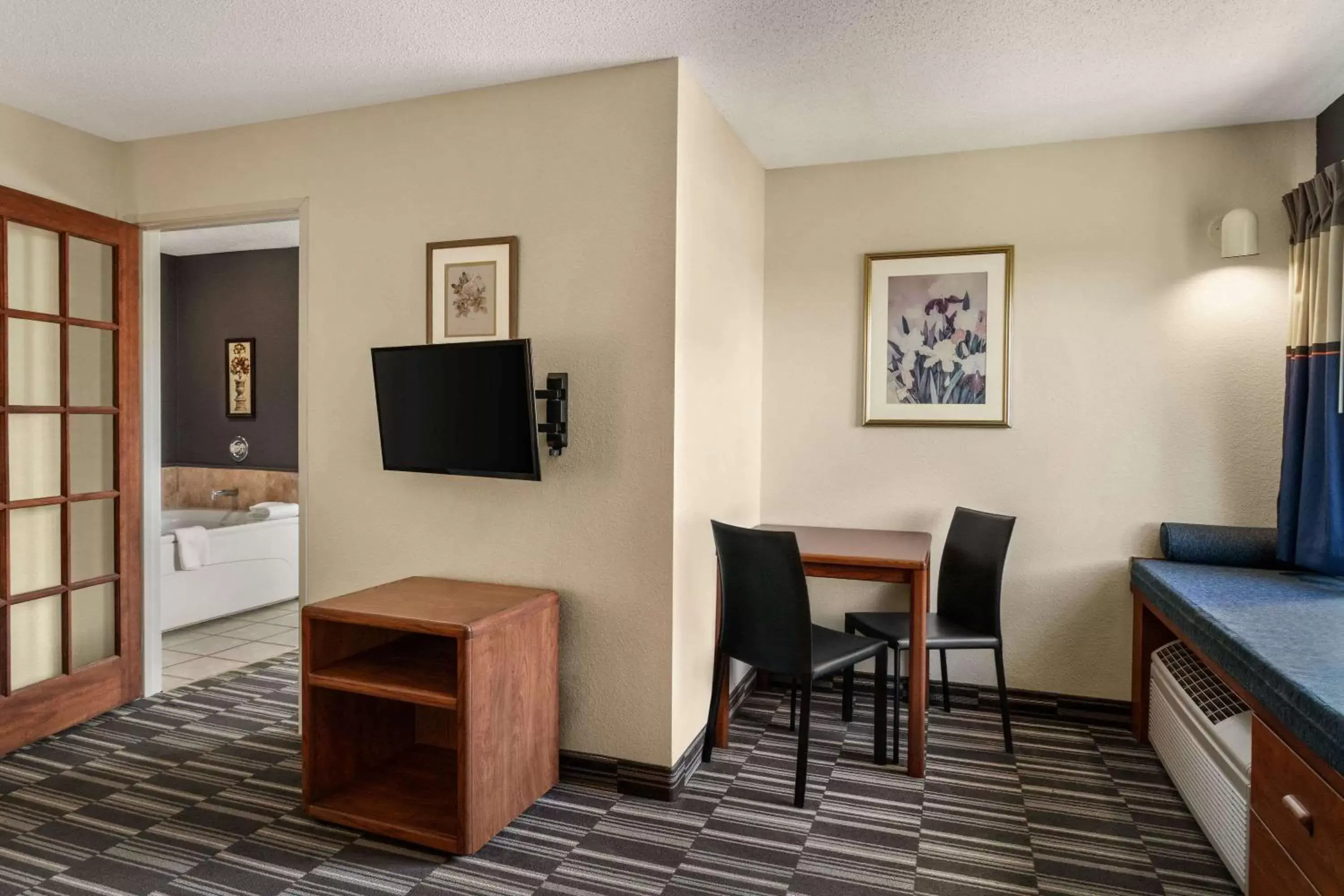Photo of the whole room, TV/Entertainment Center in Microtel Inn and Suites - Inver Grove Heights