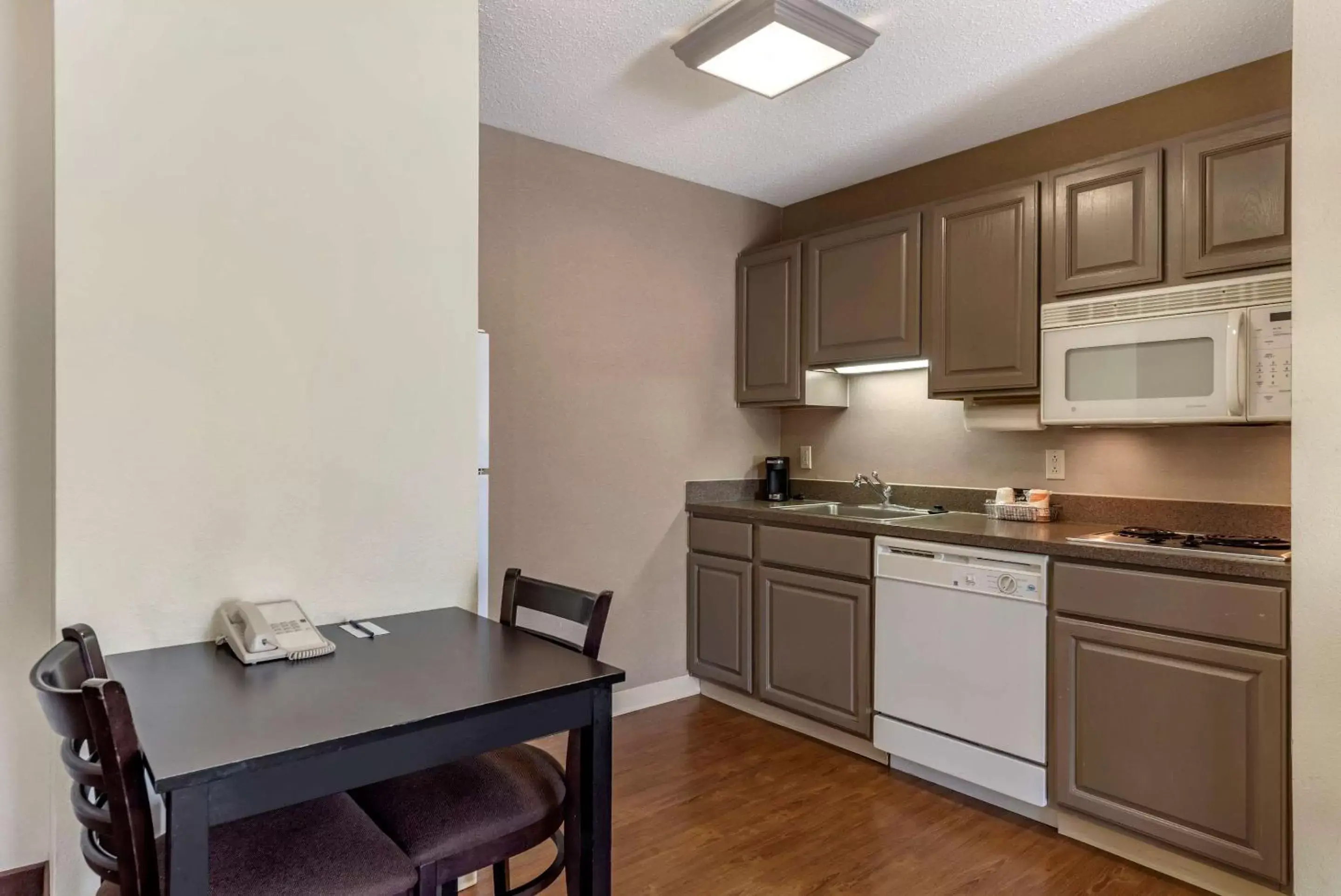 Photo of the whole room, Kitchen/Kitchenette in Comfort Inn & Suites Warsaw near US-30