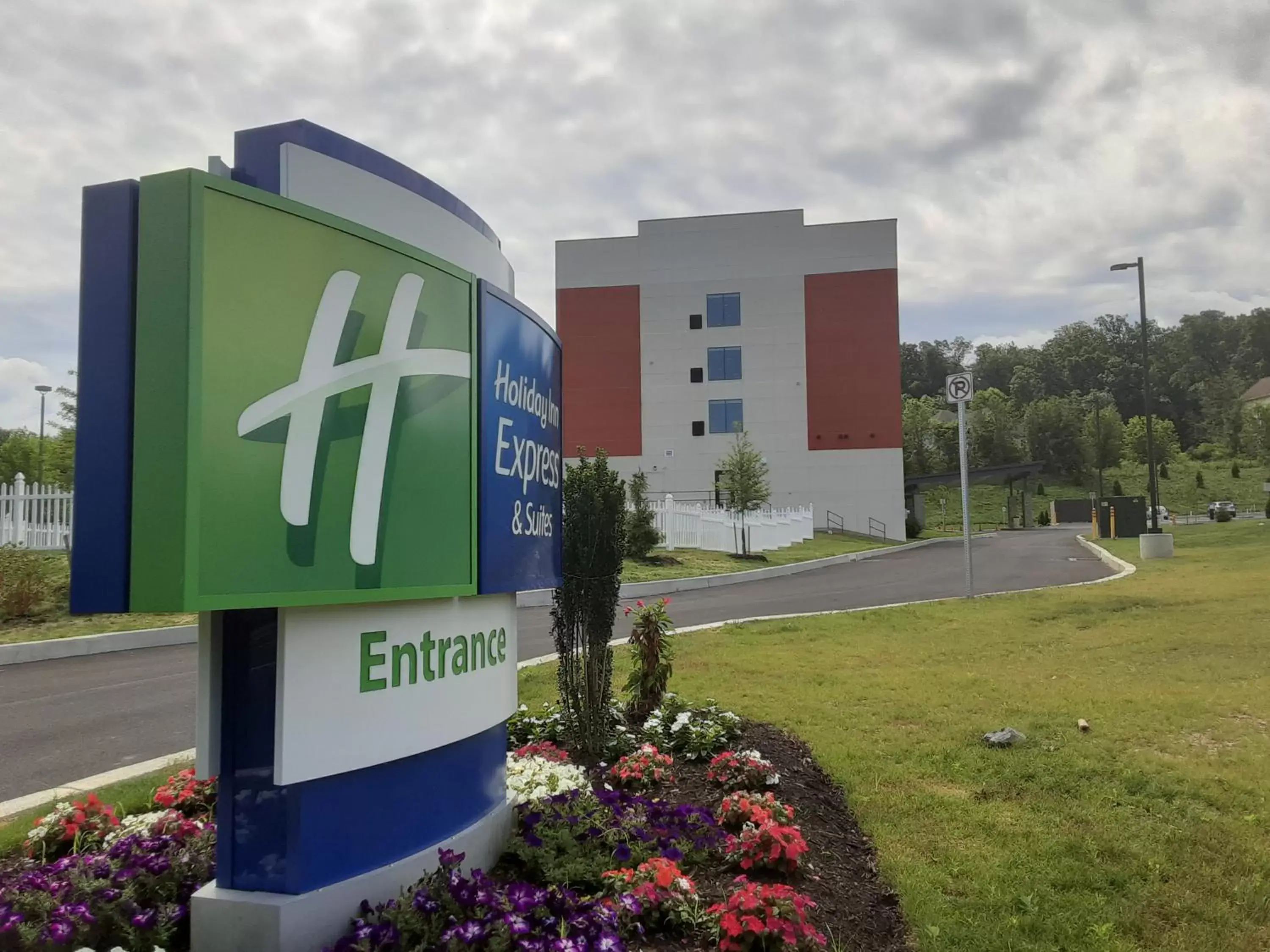 Property Building in Holiday Inn Express & Suites - Harrisburg S - Mechanicsburg, an IHG Hotel