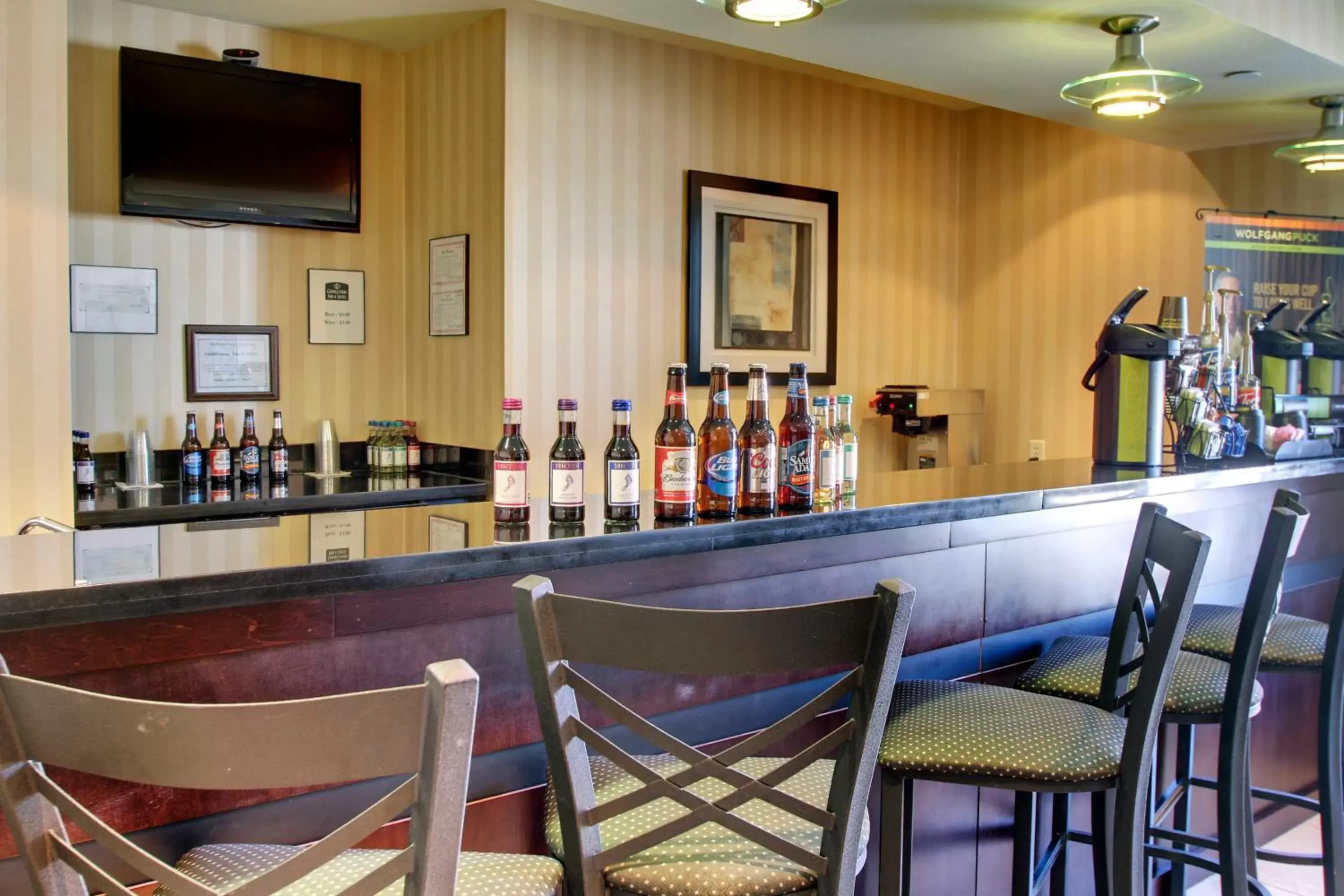 Lounge or bar, Restaurant/Places to Eat in Cobblestone Inn & Suites - Carrington