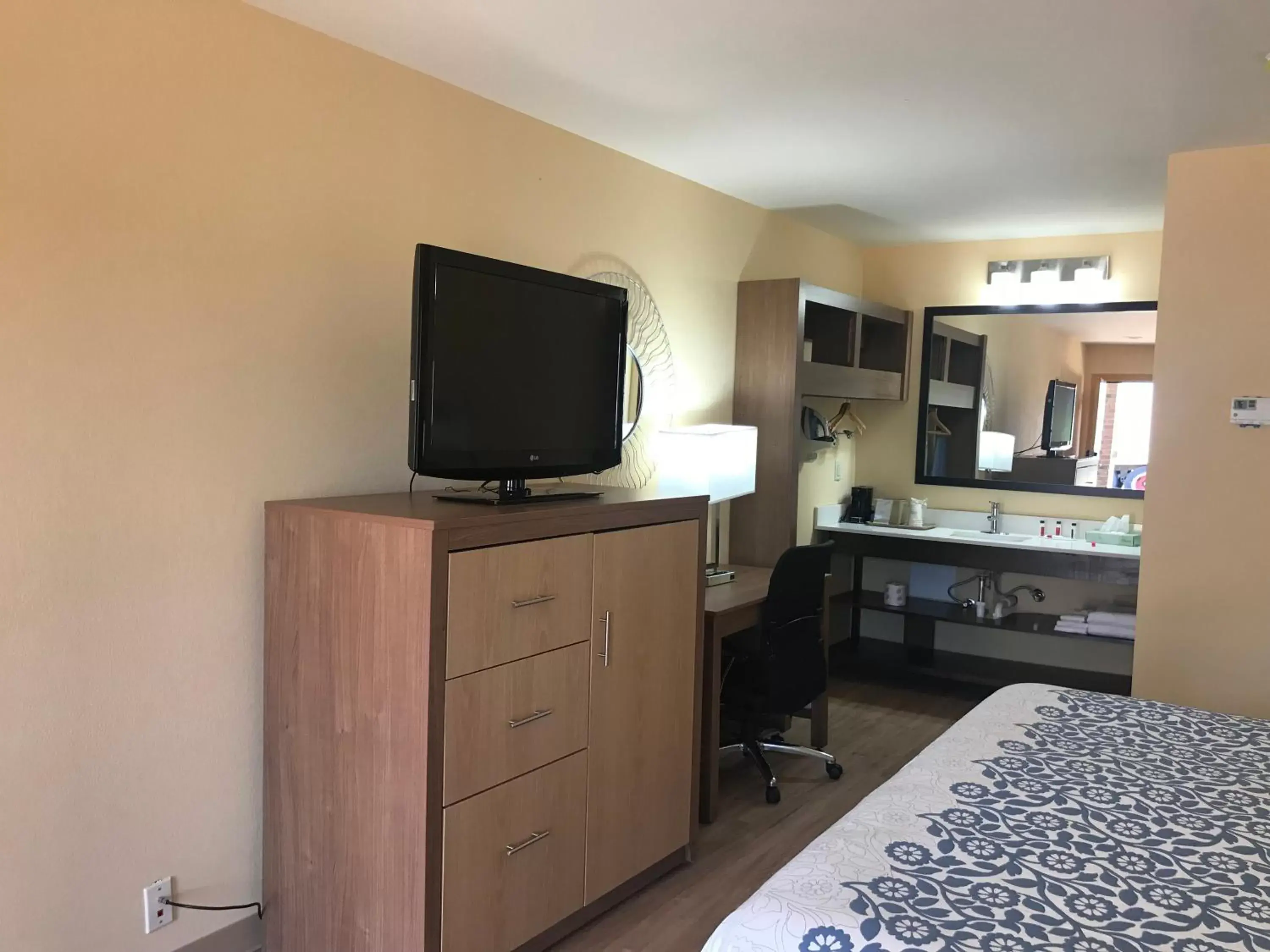 TV/Entertainment Center in Days Inn by Wyndham Batesville