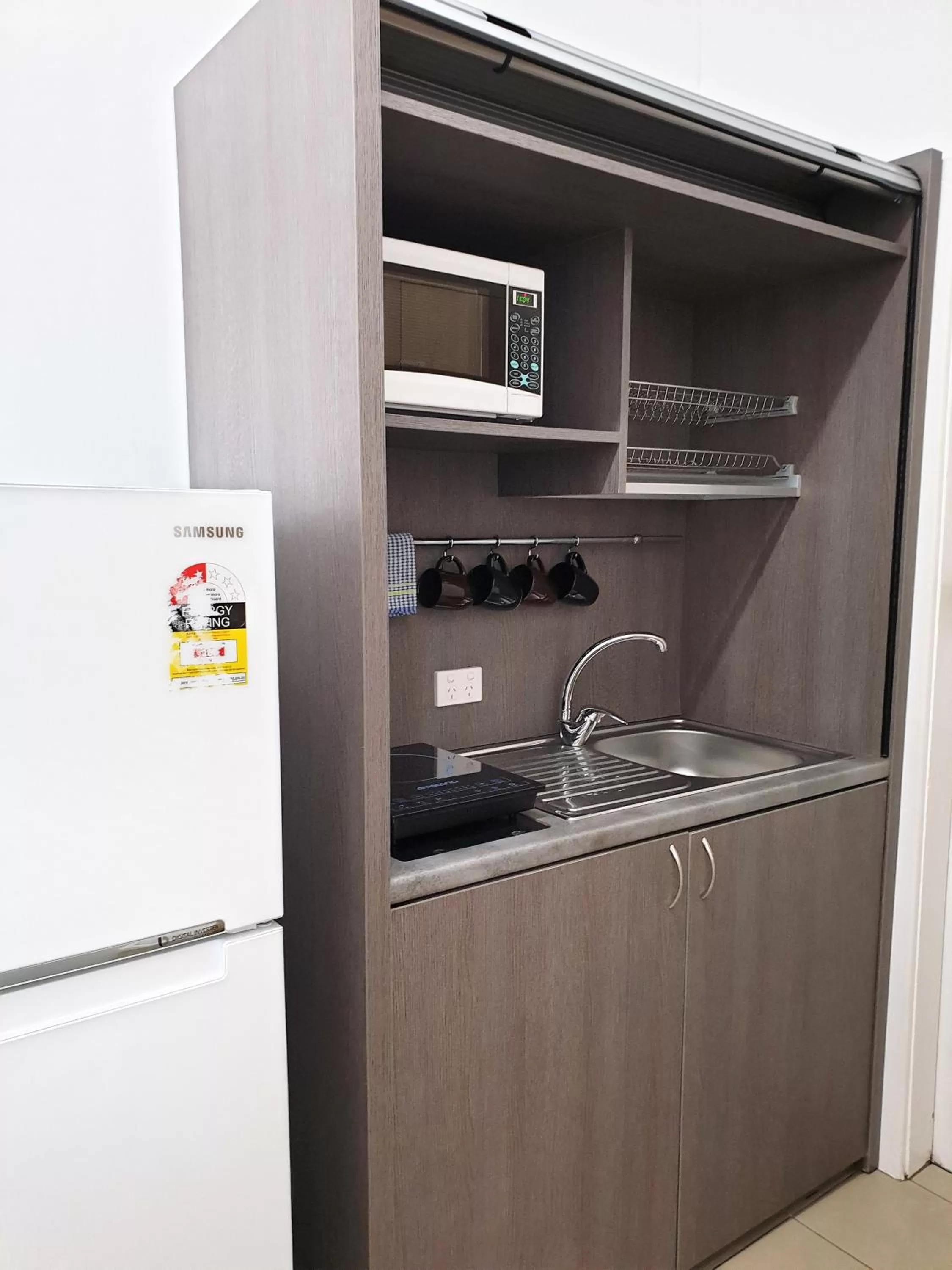 Kitchen or kitchenette in Best Western Endeavour Motel