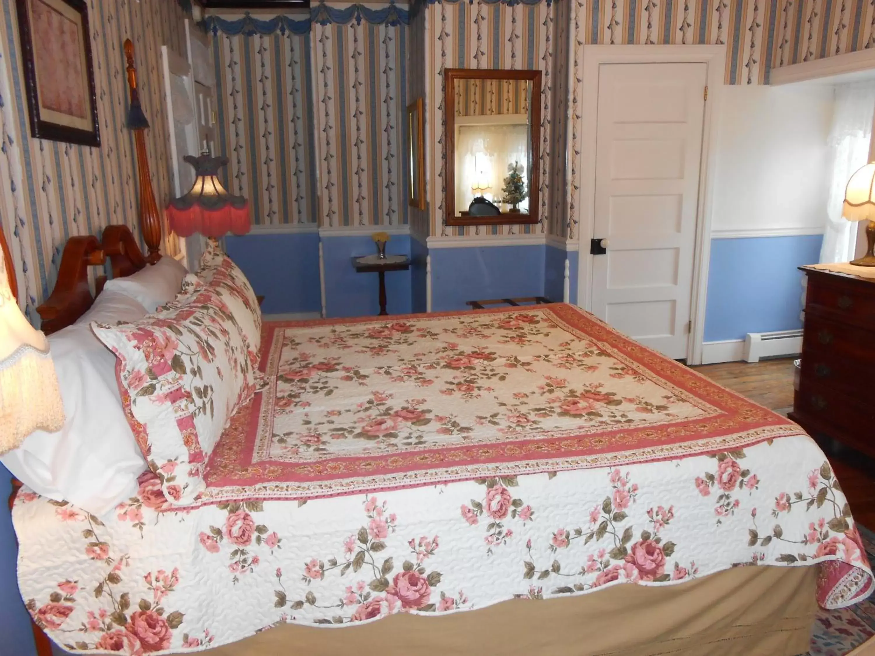 Photo of the whole room, Bed in Angel of the Sea Bed and Breakfast