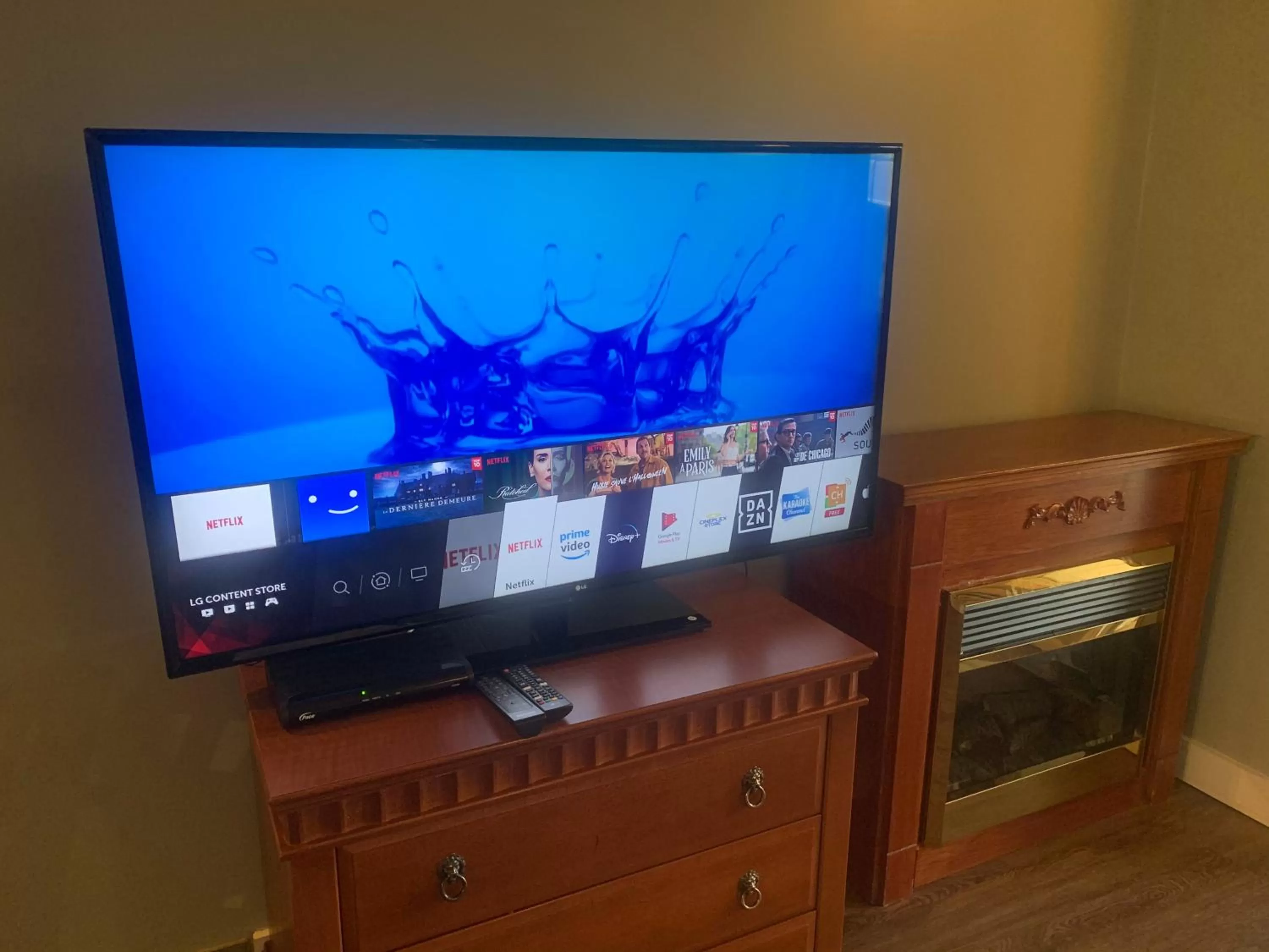 TV and multimedia in Hotel and Suites Les Laurentides