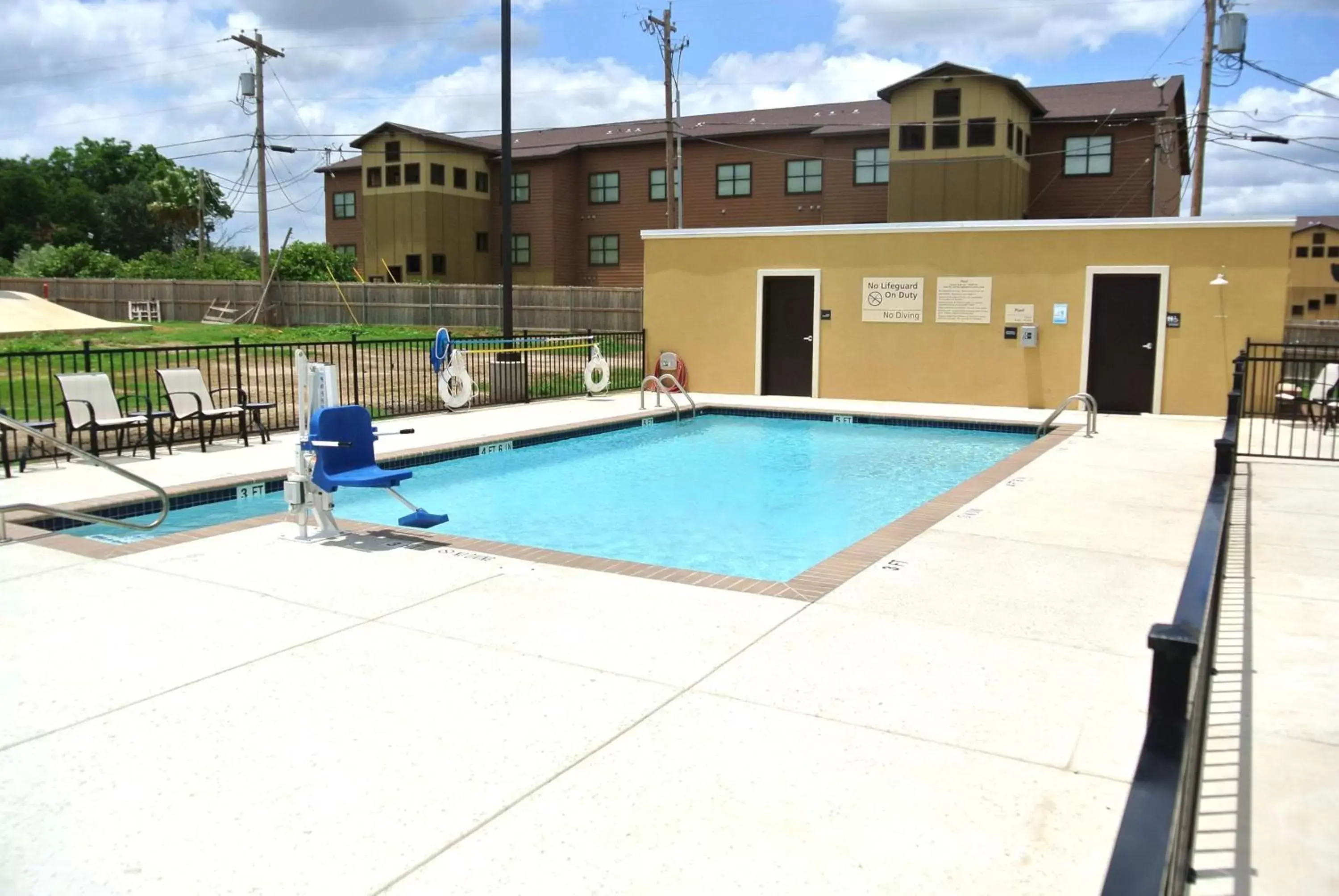 Swimming Pool in Hampton Inn Carrizo Springs