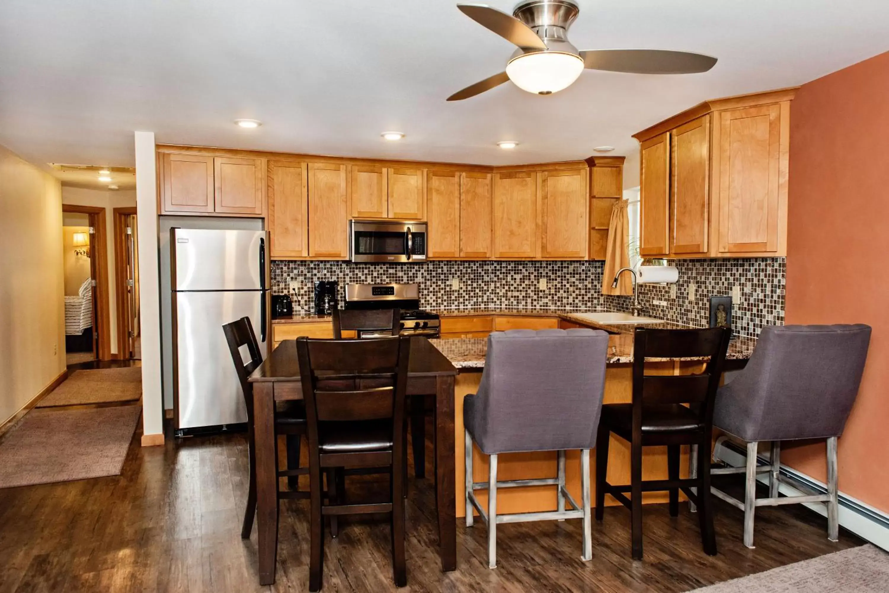 Kitchen or kitchenette, Dining Area in Red Wing Motel