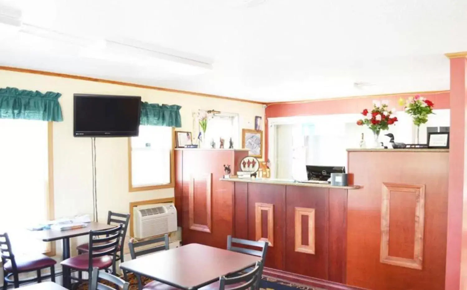 Lobby or reception, Kitchen/Kitchenette in Budget Inn Fairmont