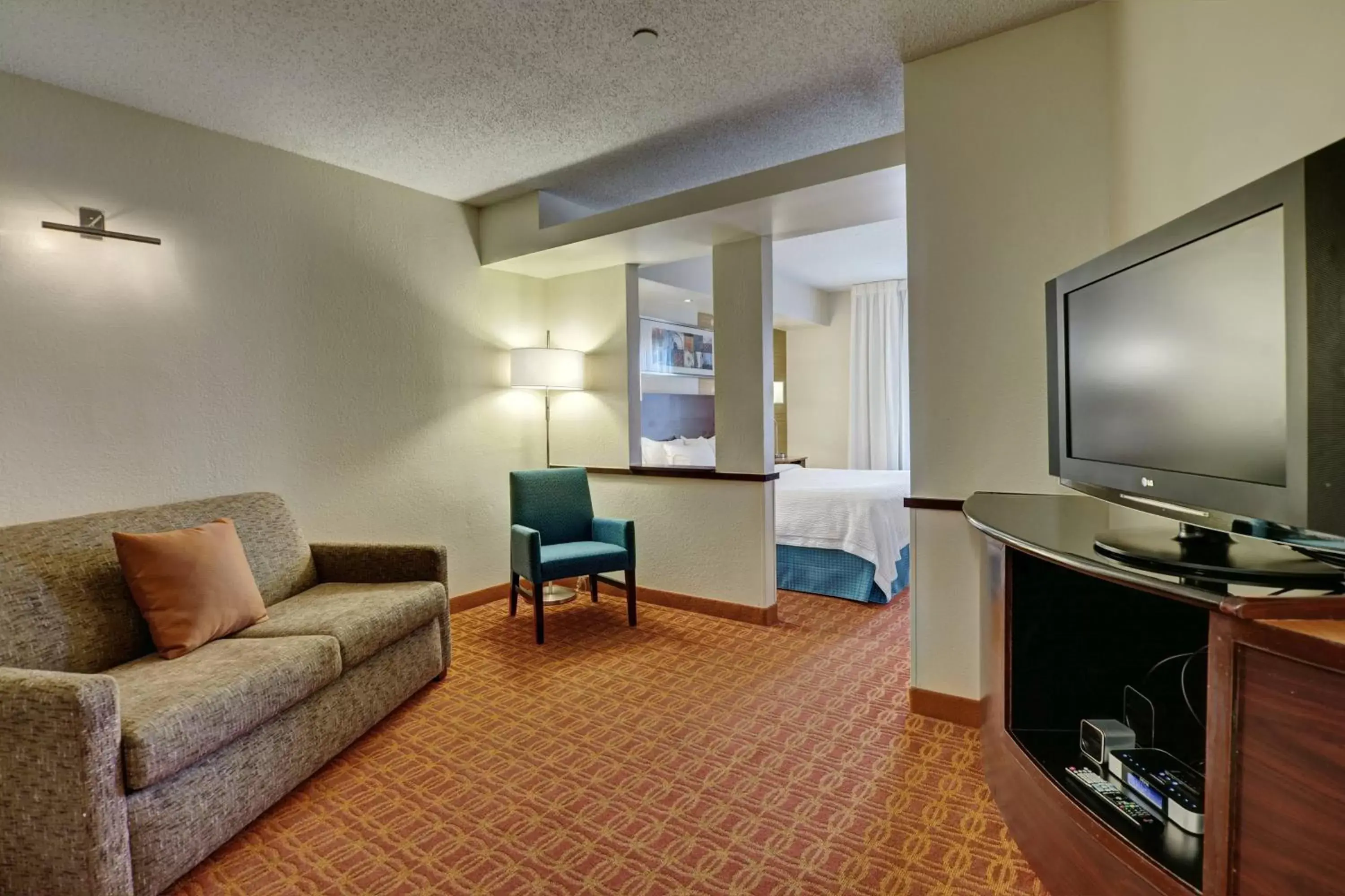 Living room, TV/Entertainment Center in Fairfield Inn and Suites by Marriott Potomac Mills Woodbridge