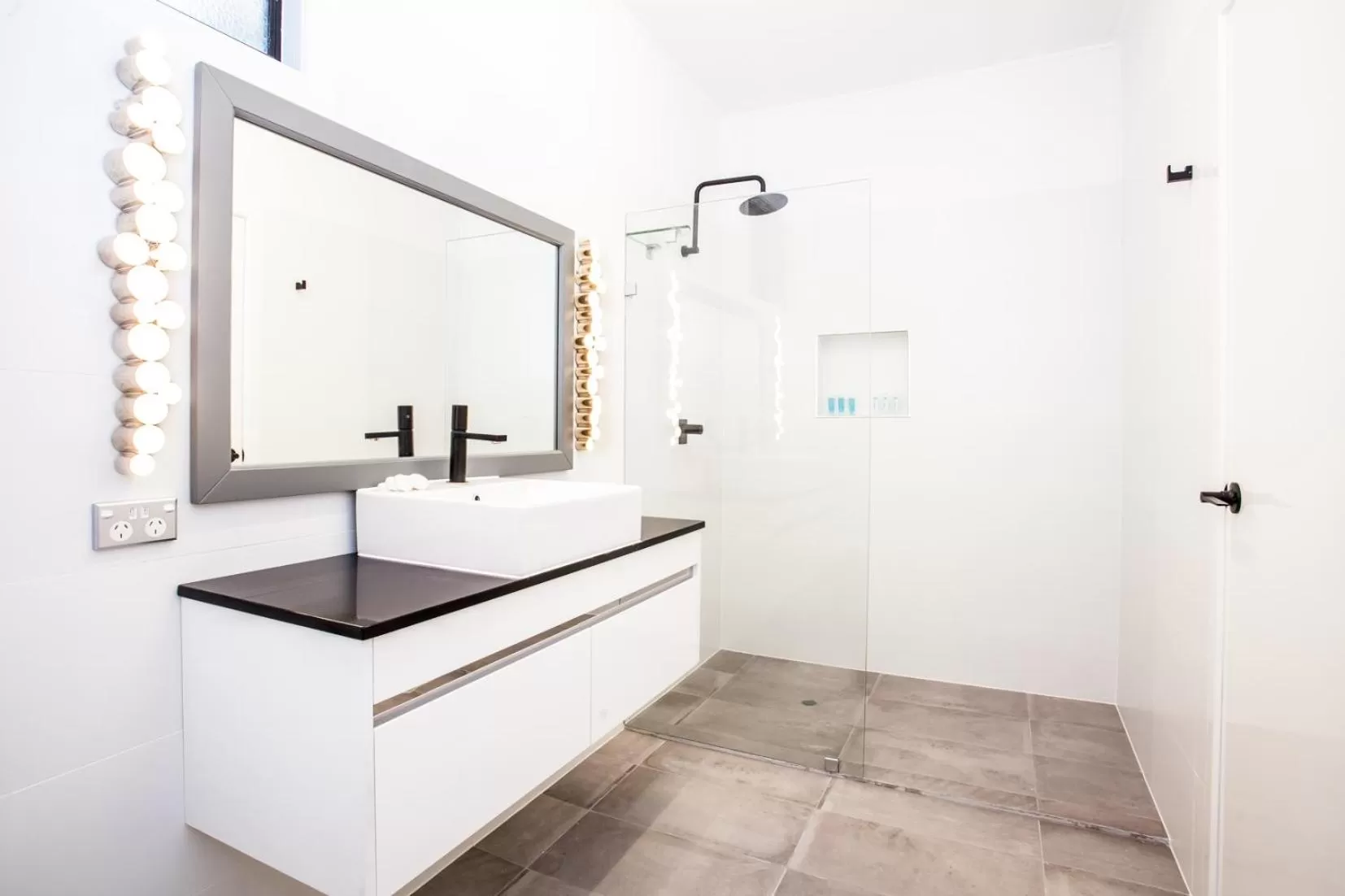 Bathroom in Darra Motel & Conference Centre