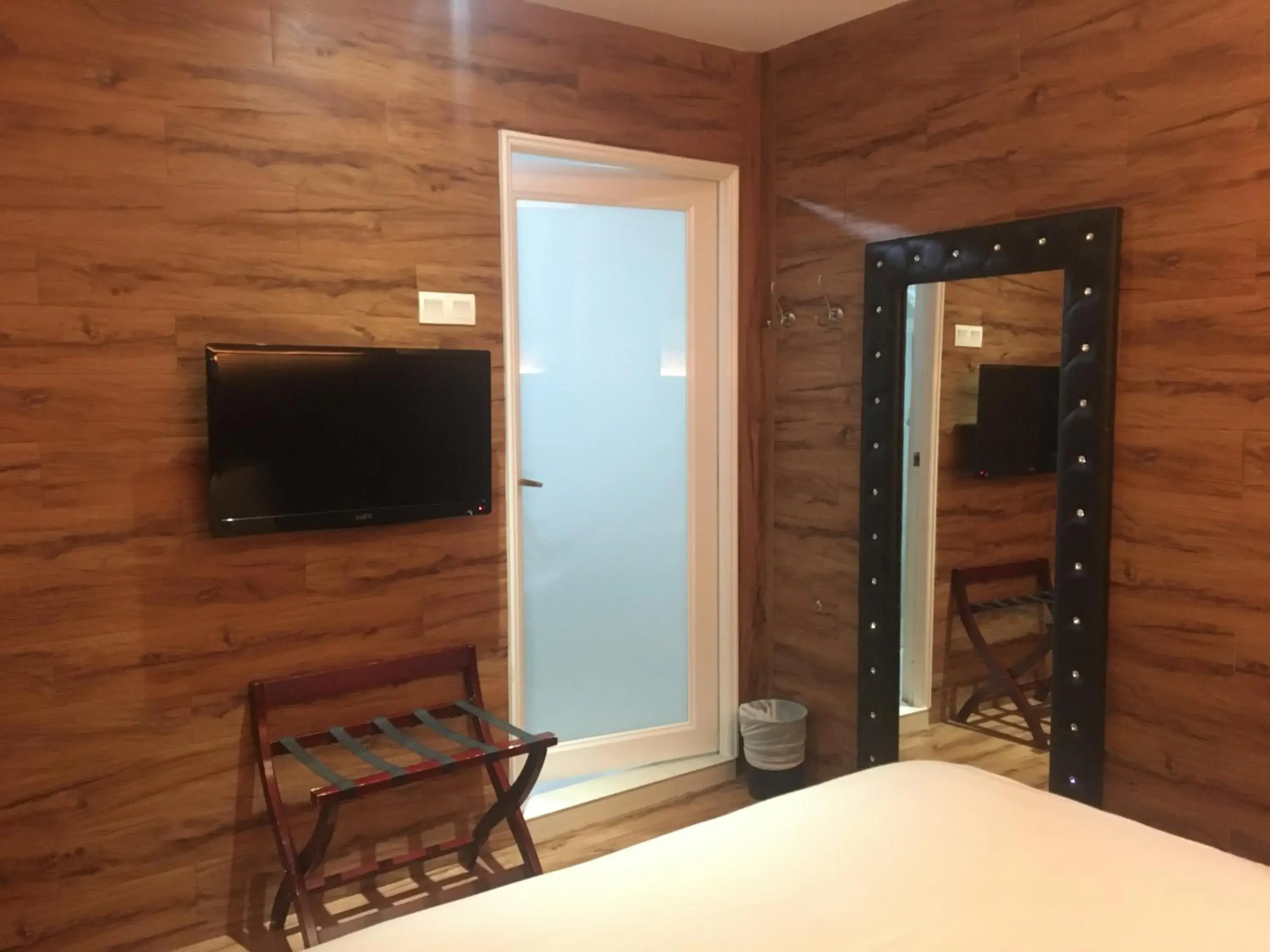 bunk bed, TV/Entertainment Center in Hermess Hotel