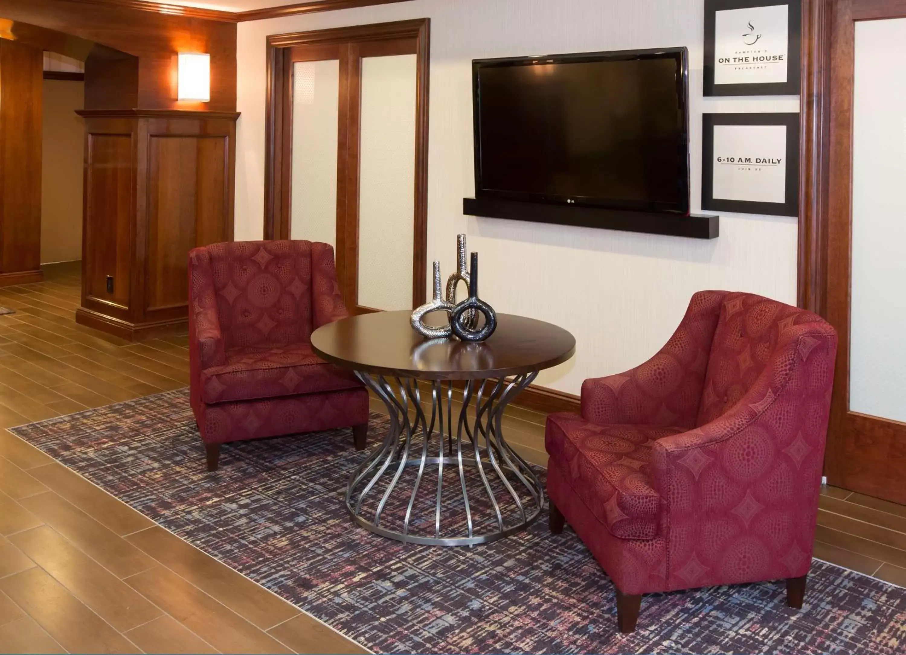 Lobby or reception, TV/Entertainment Center in Hampton Inn Hartford Airport