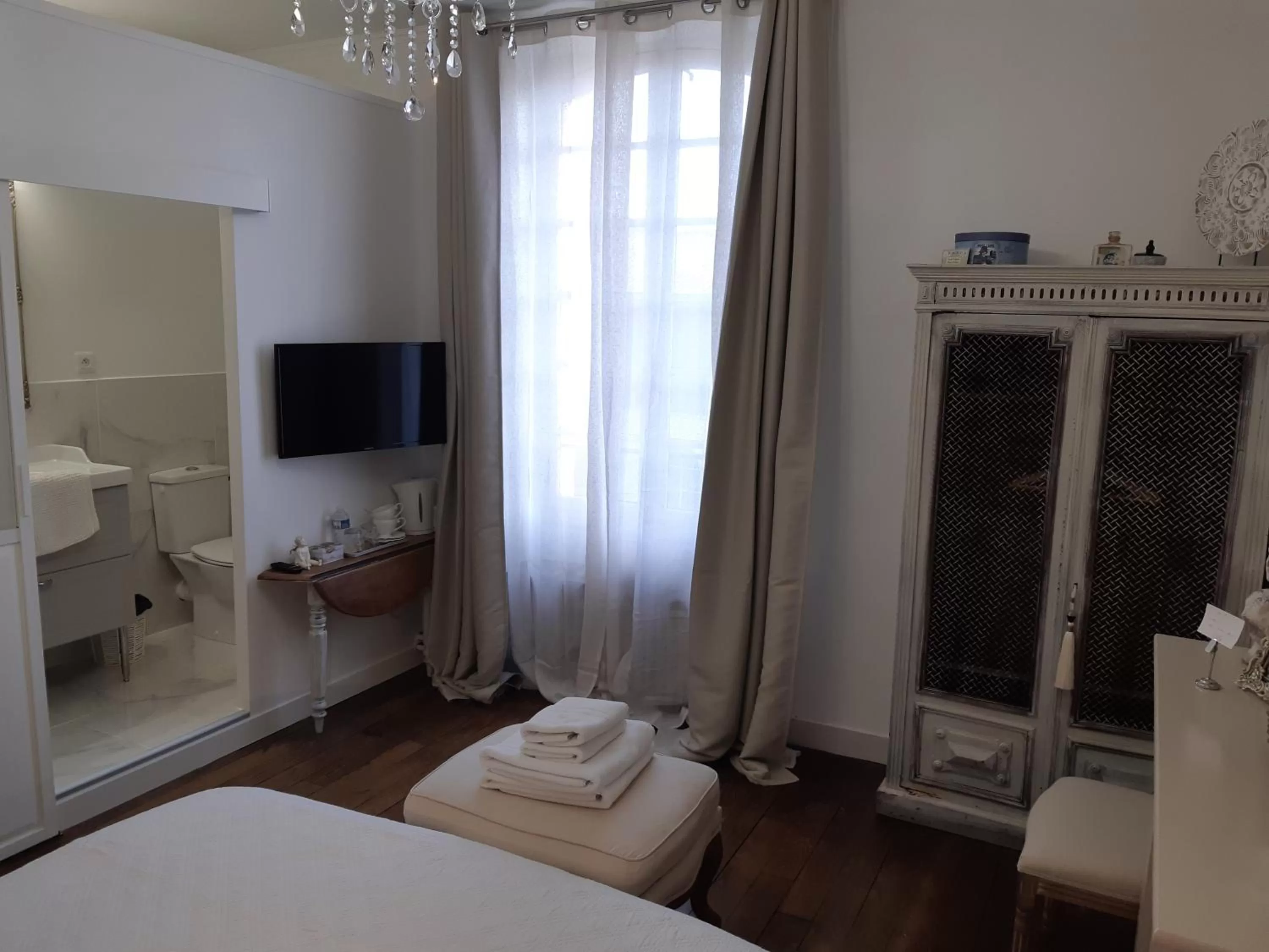 TV and multimedia, TV/Entertainment Center in Chambres d'Hotes Le 1900