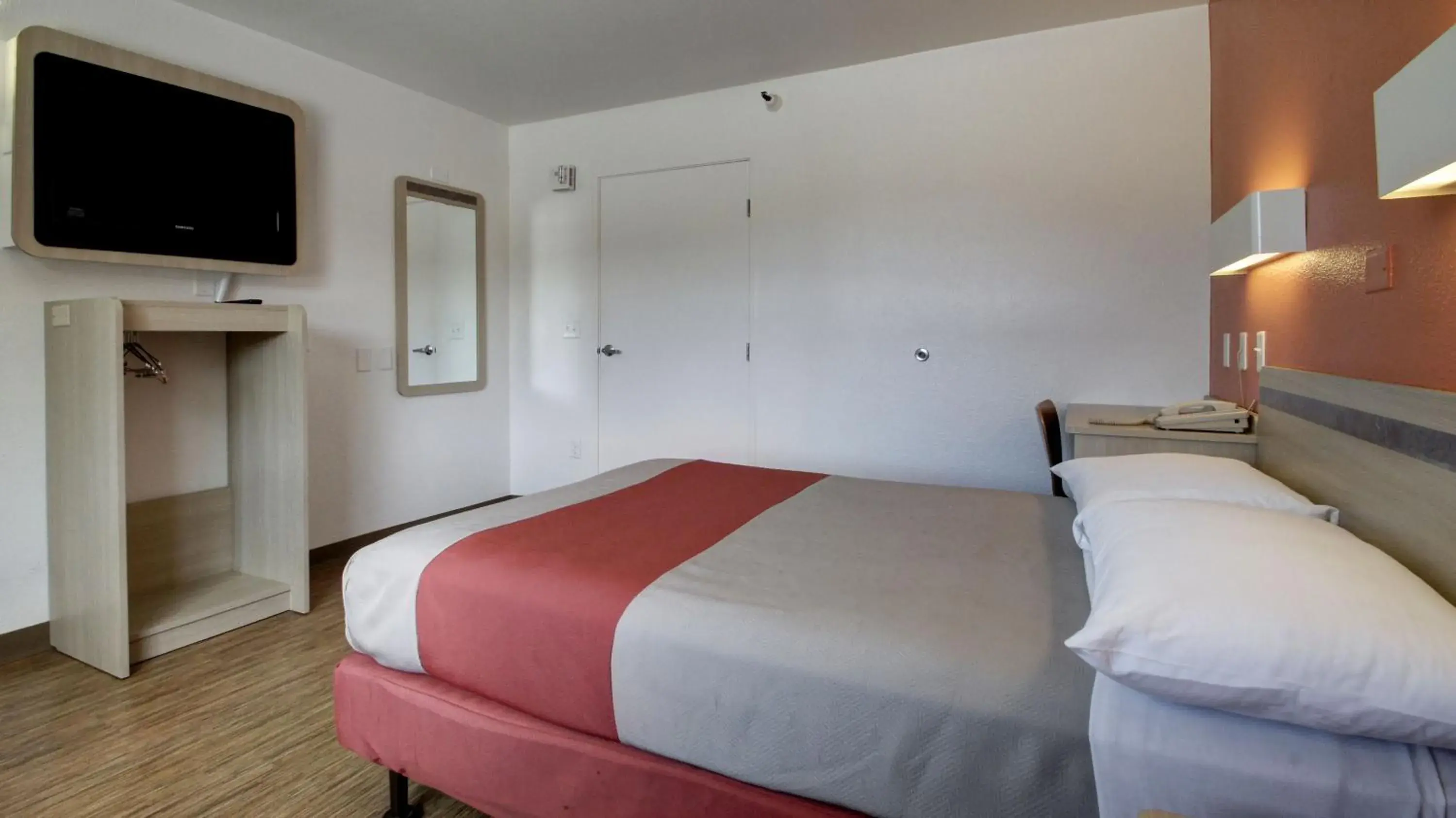 Bedroom, Bed in Motel 6-Woods Cross, UT - Salt Lake City - North