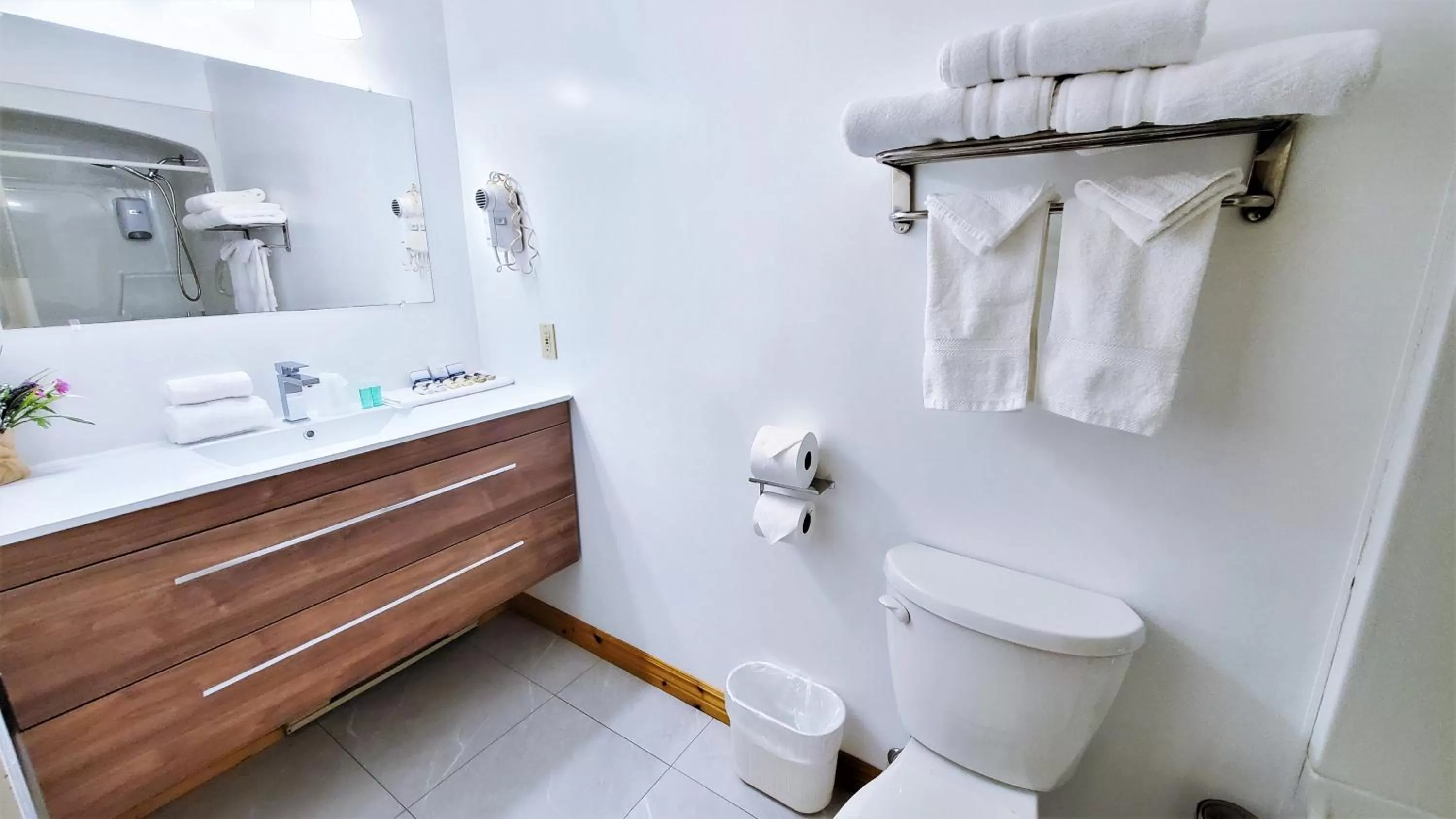 Shower in Knights Inn Colonial Fireside Inn