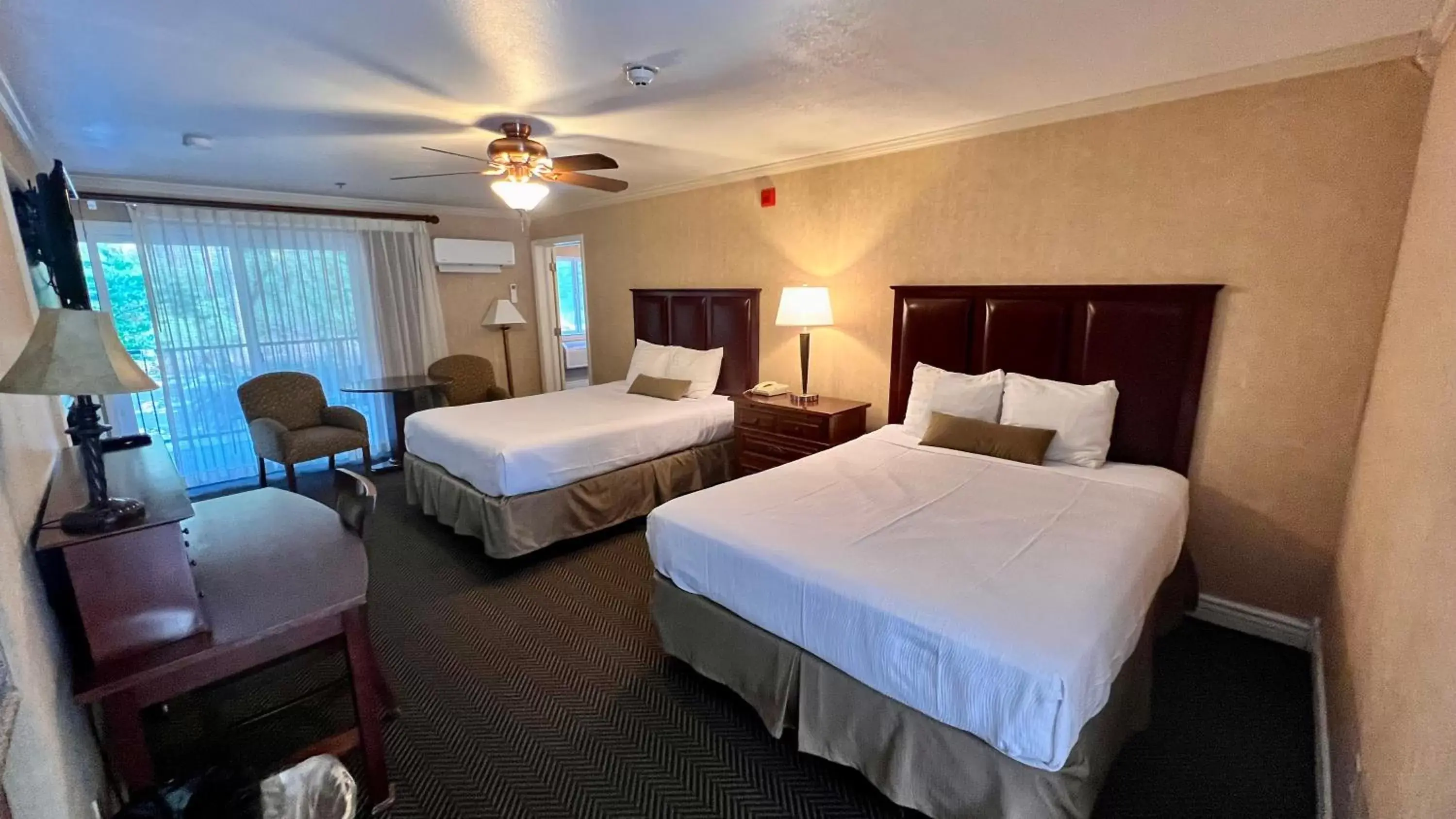 Bed in Yosemite View Lodge Bed in Yosemite View Lodge