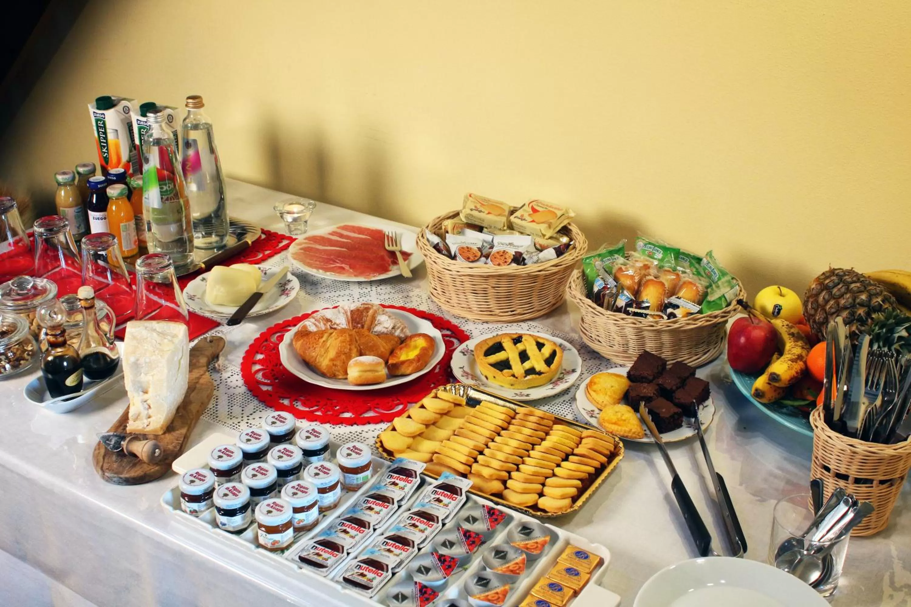 Continental breakfast in B&B Le Noci di Feo