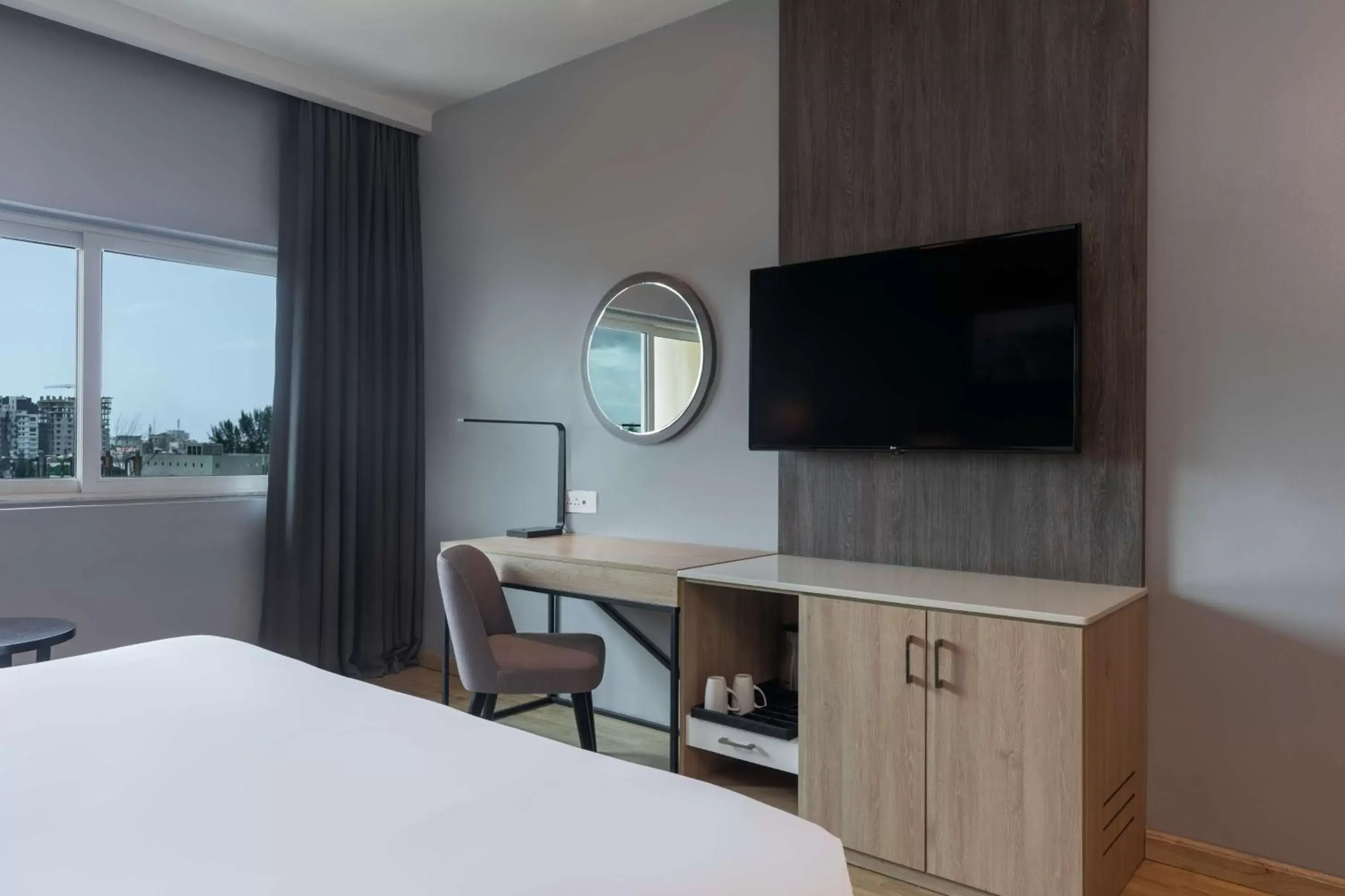 Bedroom, TV/Entertainment Center in Park Inn by Radisson, Lagos Victoria Island