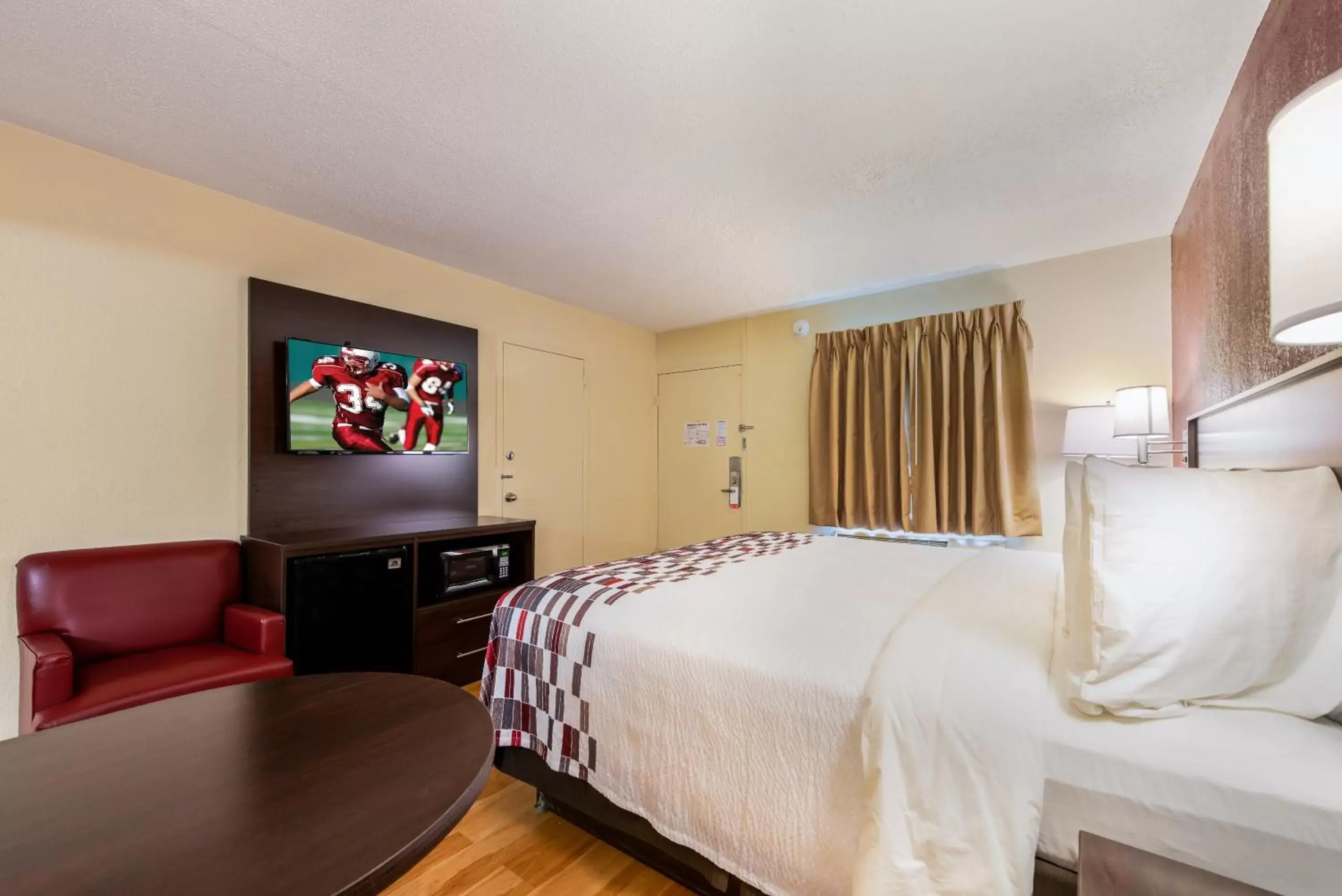 Bedroom, Bed in Red Roof Inn Marion, IN Bedroom, Bed in Red Roof Inn Marion, IN