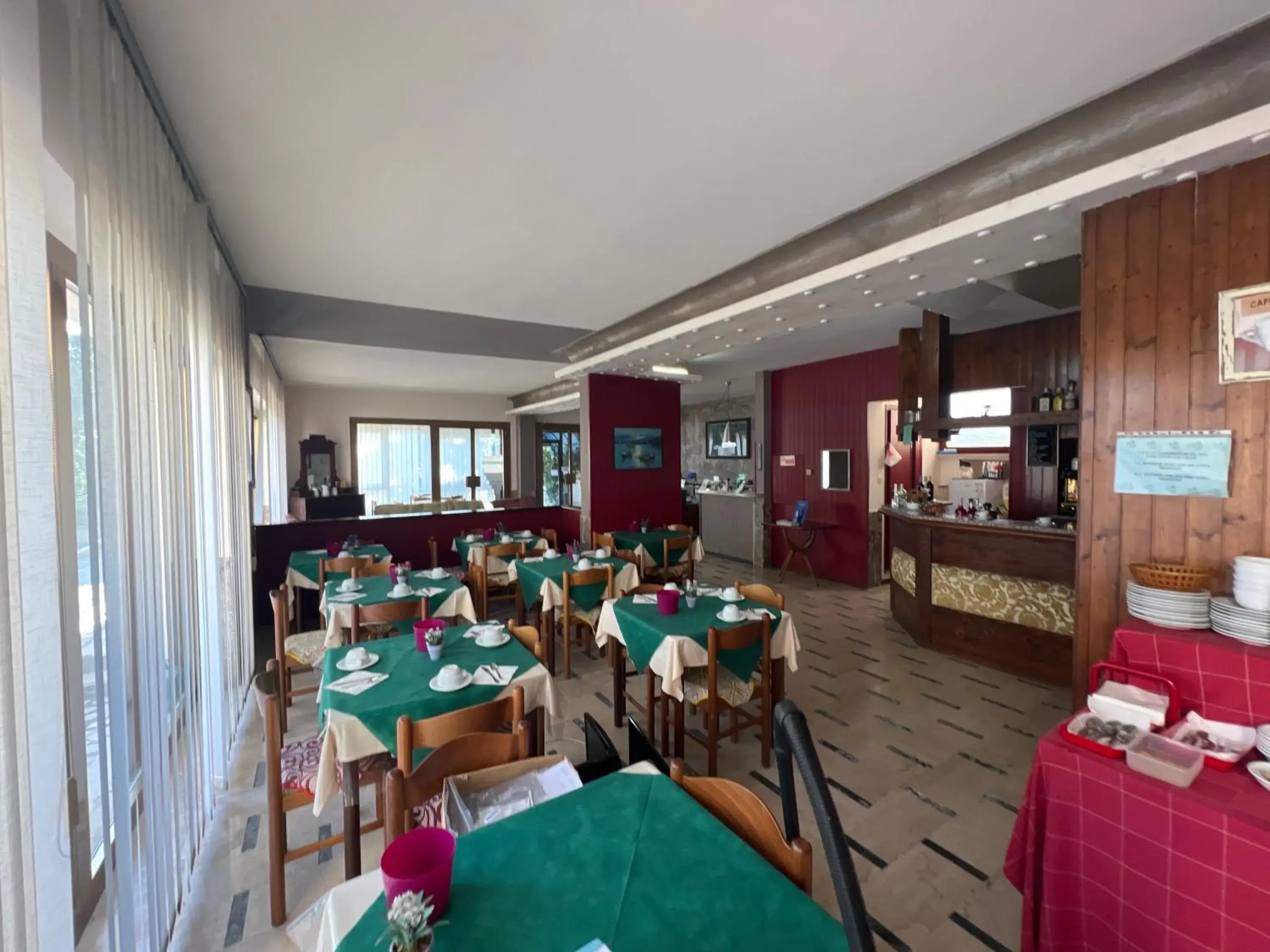 Restaurant/Places to Eat in Hotel Primavera