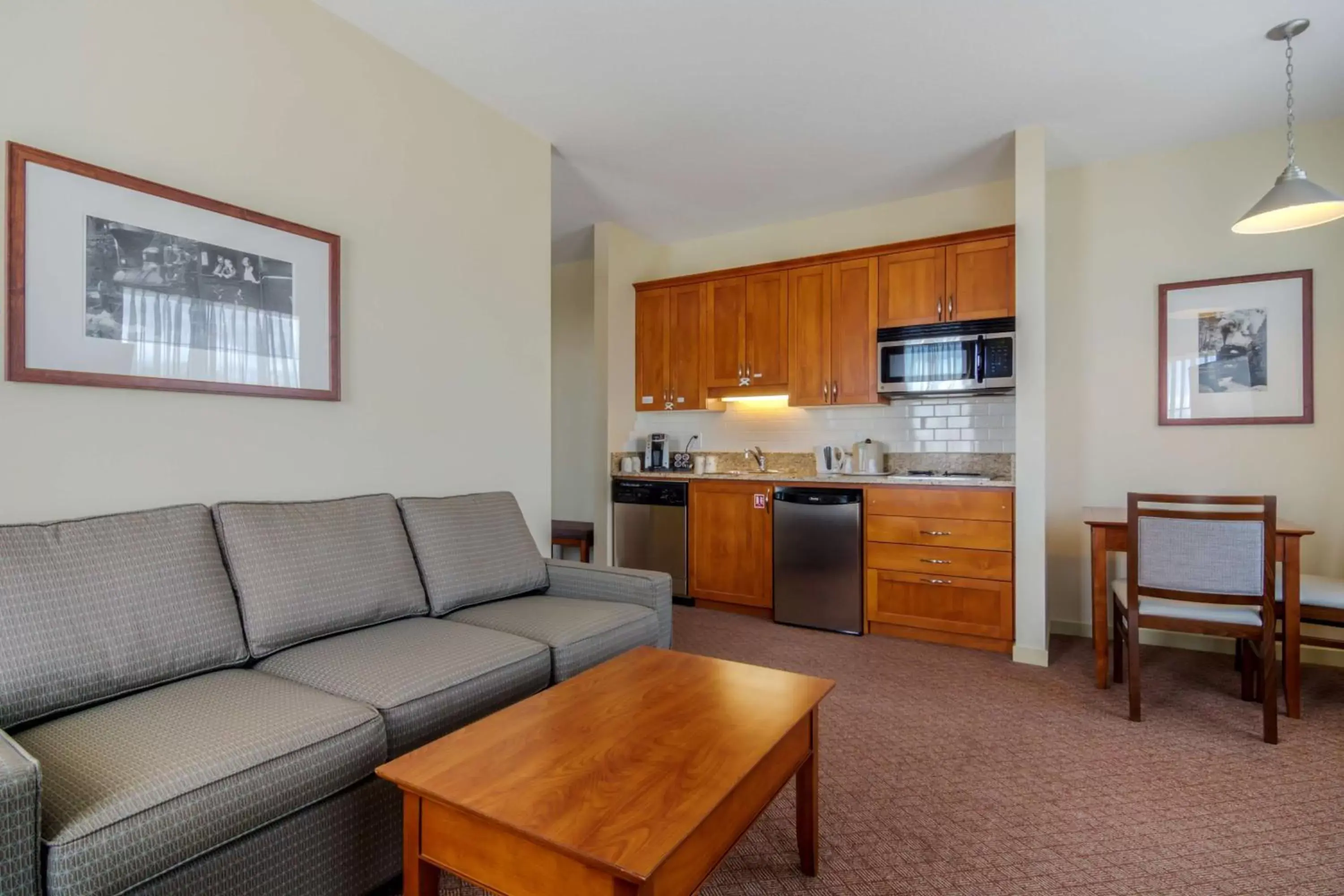 Bedroom, Seating Area in Best Western PLUS Chemainus Inn