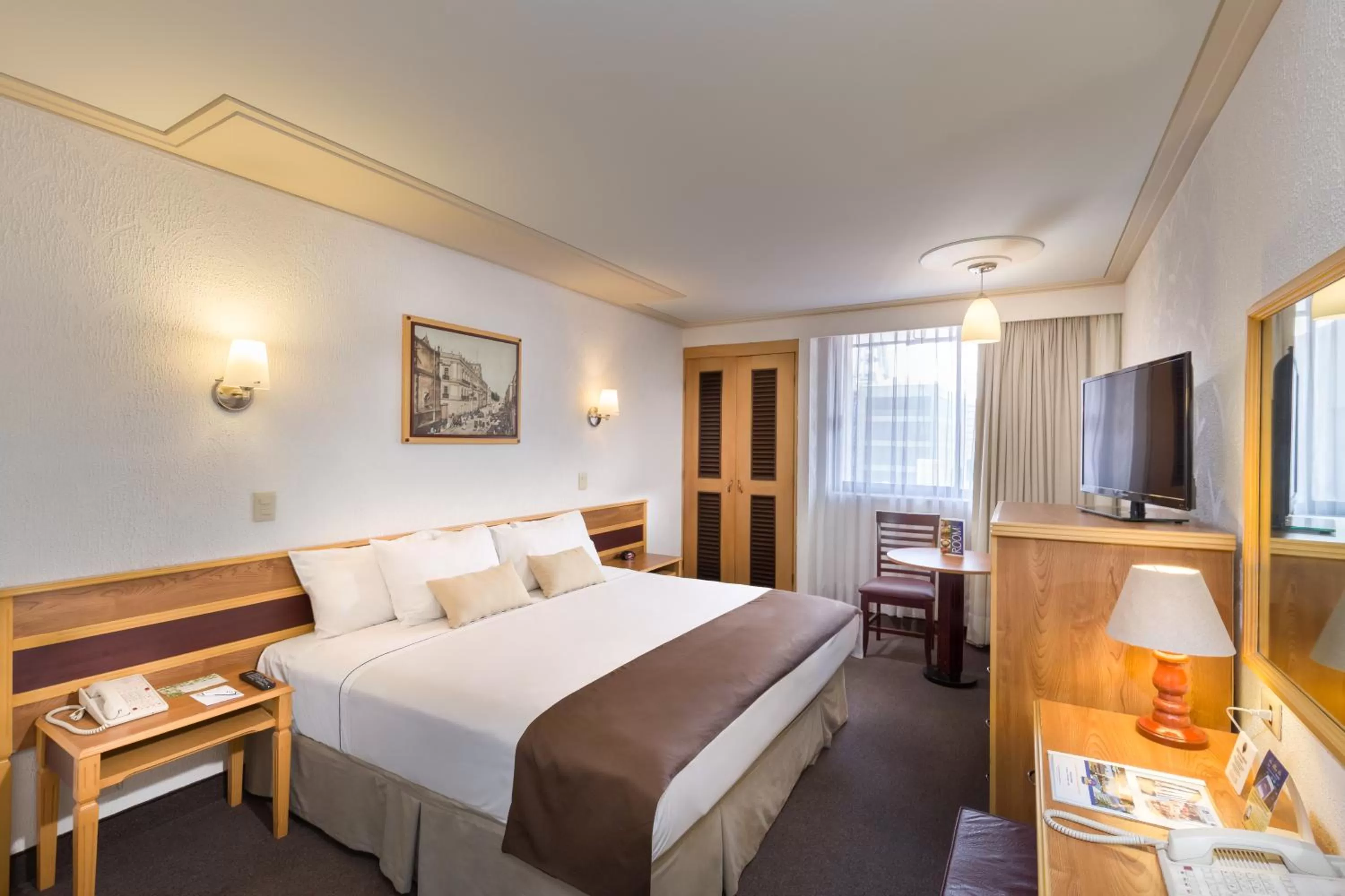 Shower, Bed in Hotel Estoril