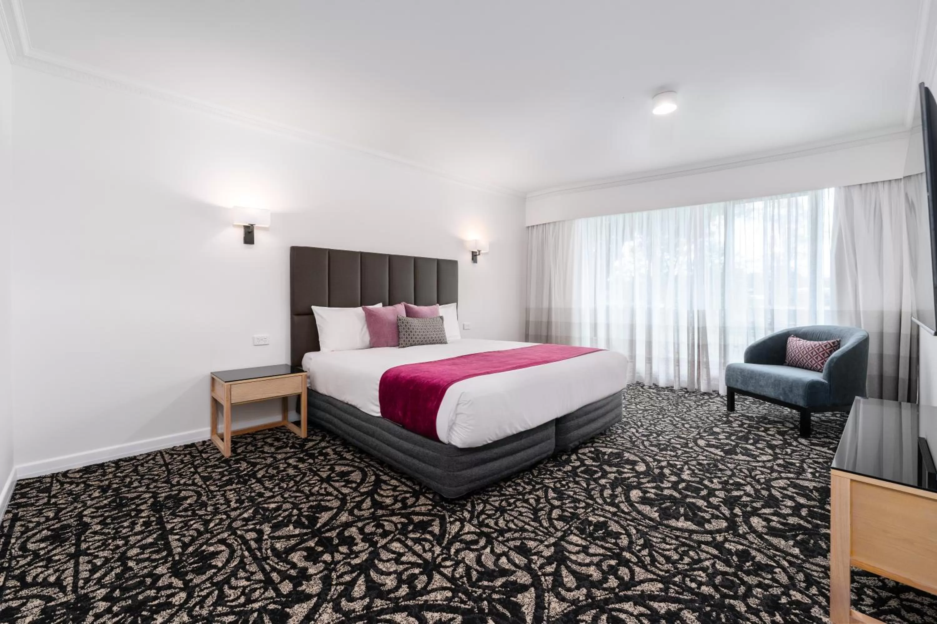 View (from property/room), Bed in Quality Hotel Parklake Shepparton