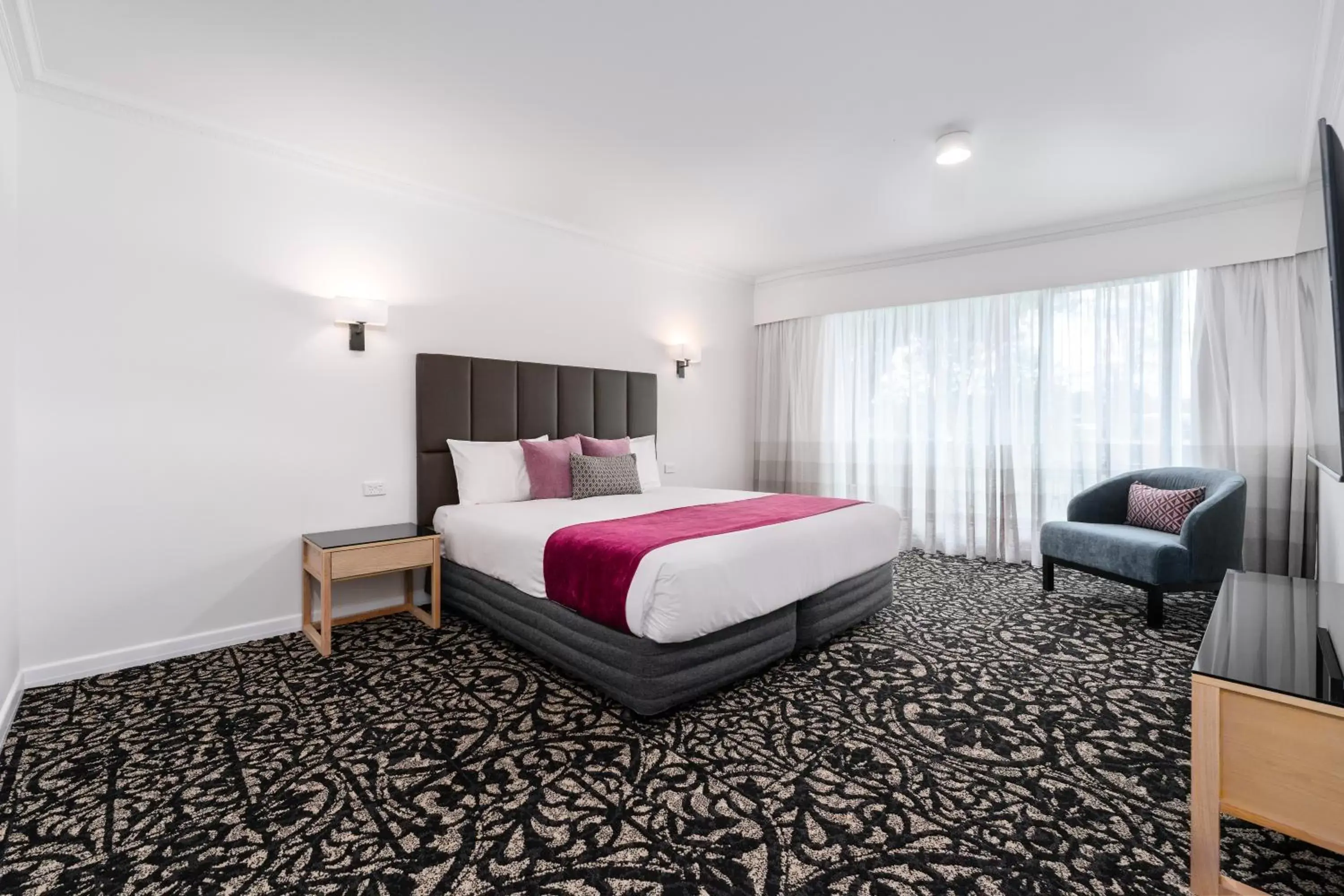 Bedroom, Bed in Quality Hotel Parklake Shepparton