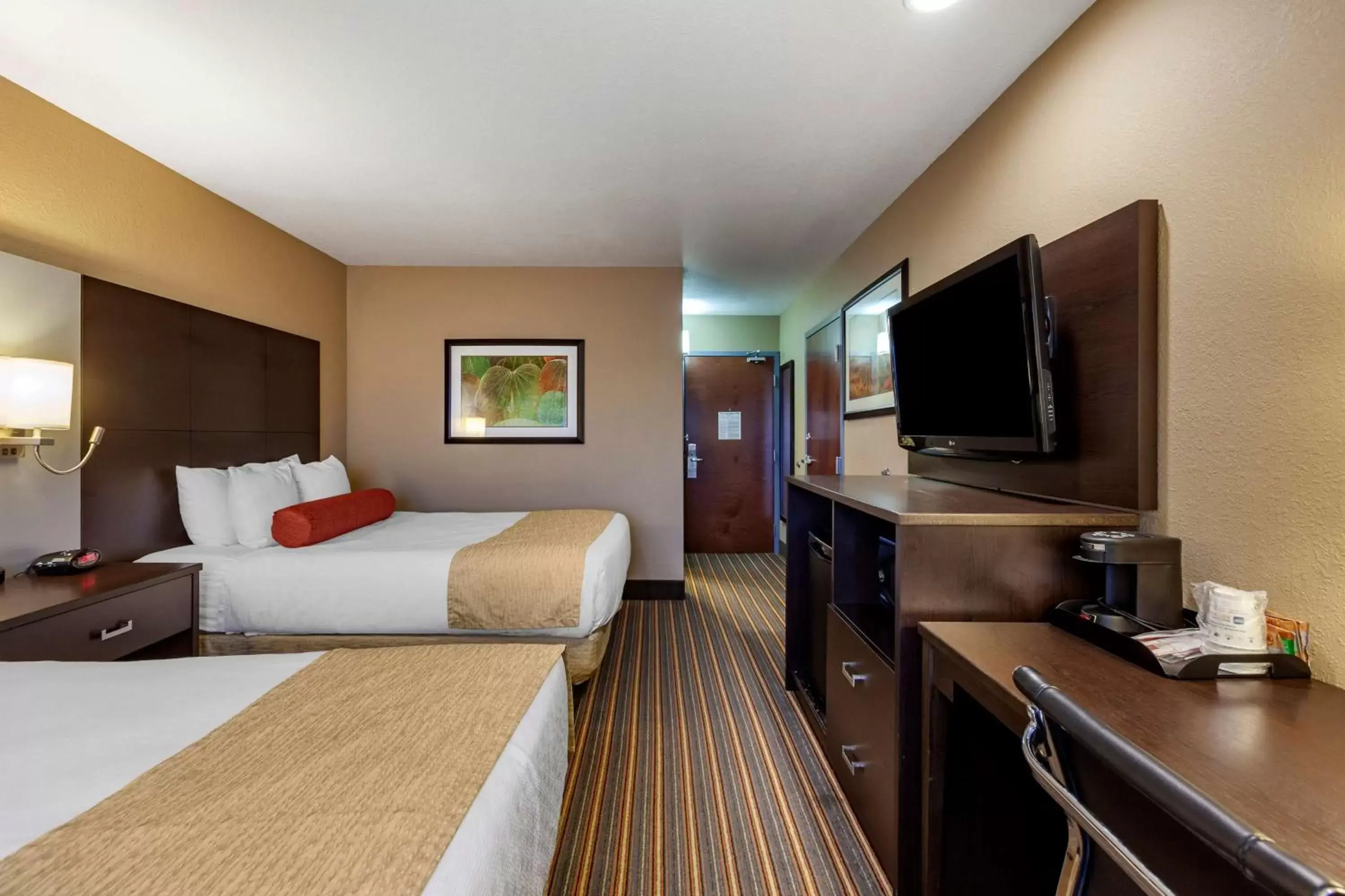 Bedroom, TV/Entertainment Center in Best Western Plus Woodstock Inn & Suites