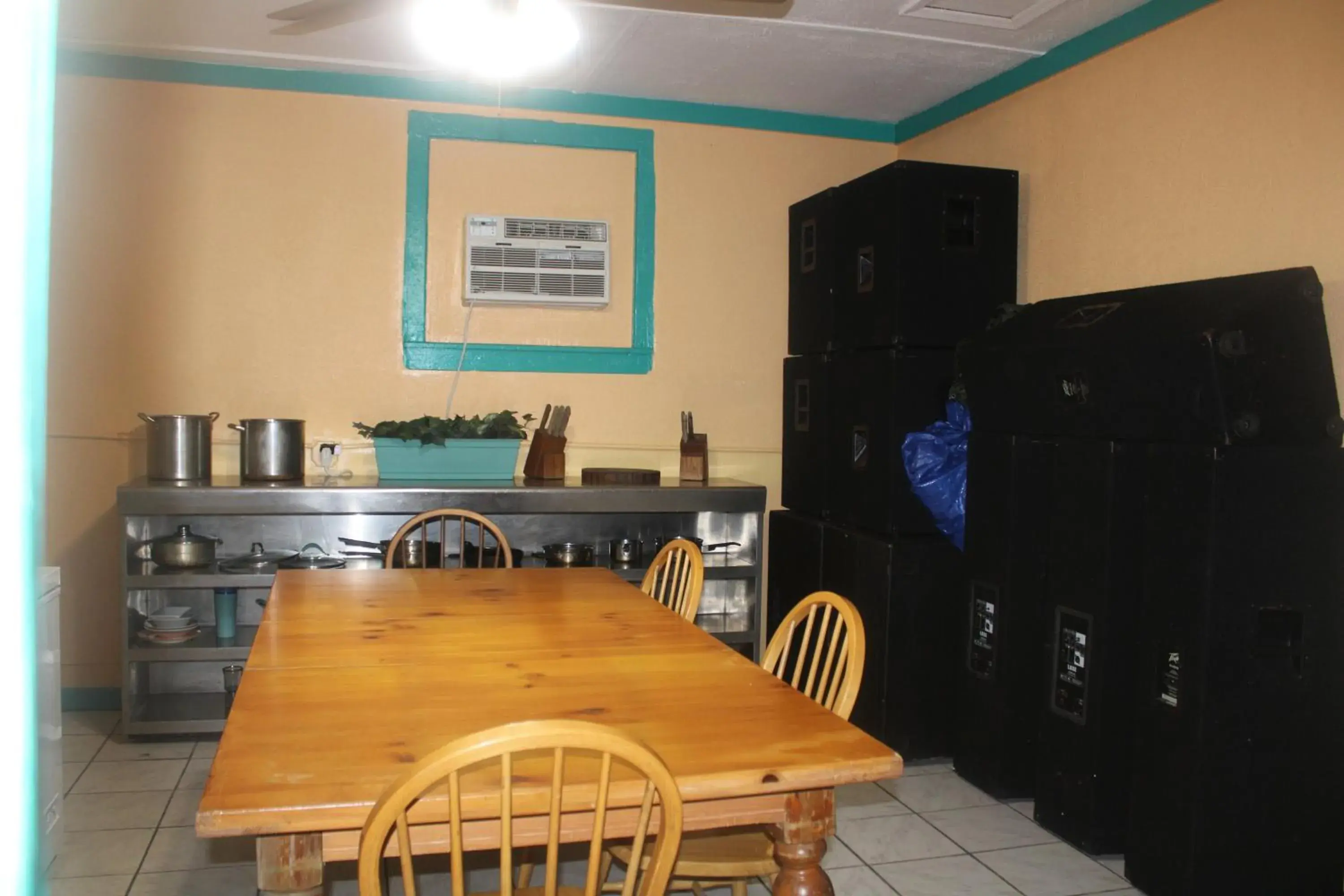 Dining area, Kitchen/Kitchenette in Hoosville Hostel (Formerly The Everglades Hostel)