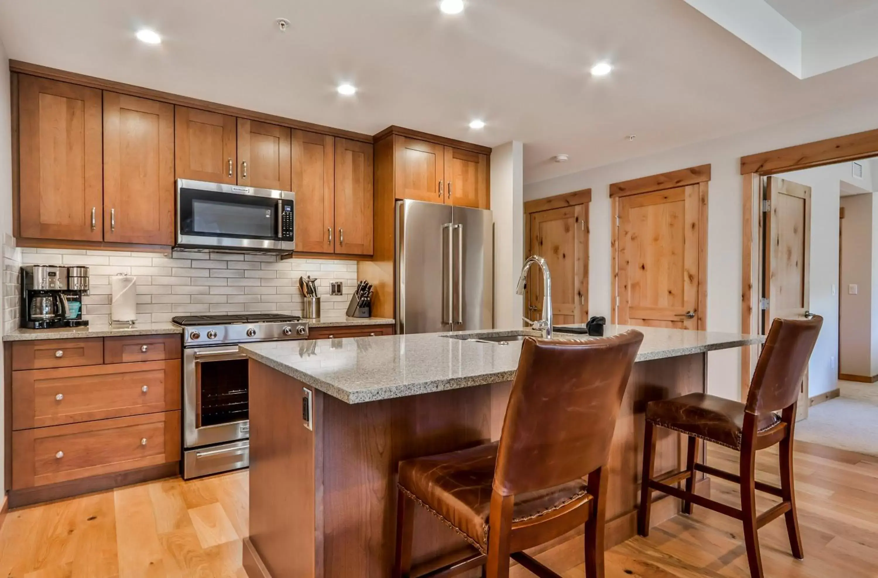 Living room, Kitchen/Kitchenette in Tamarack Lodge by Spring Creek Vacations