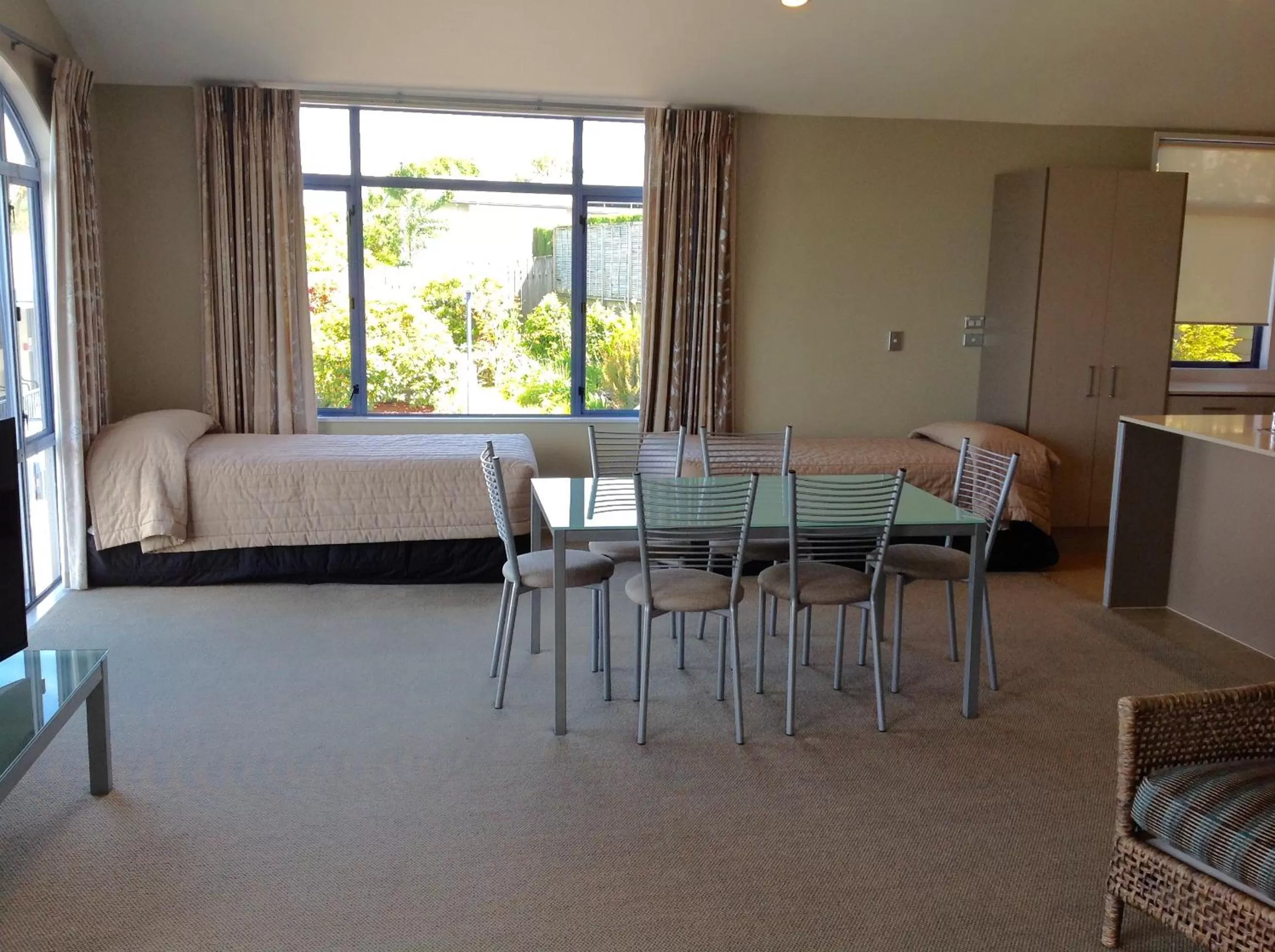 Dining area, Bed in Sails on the Lake