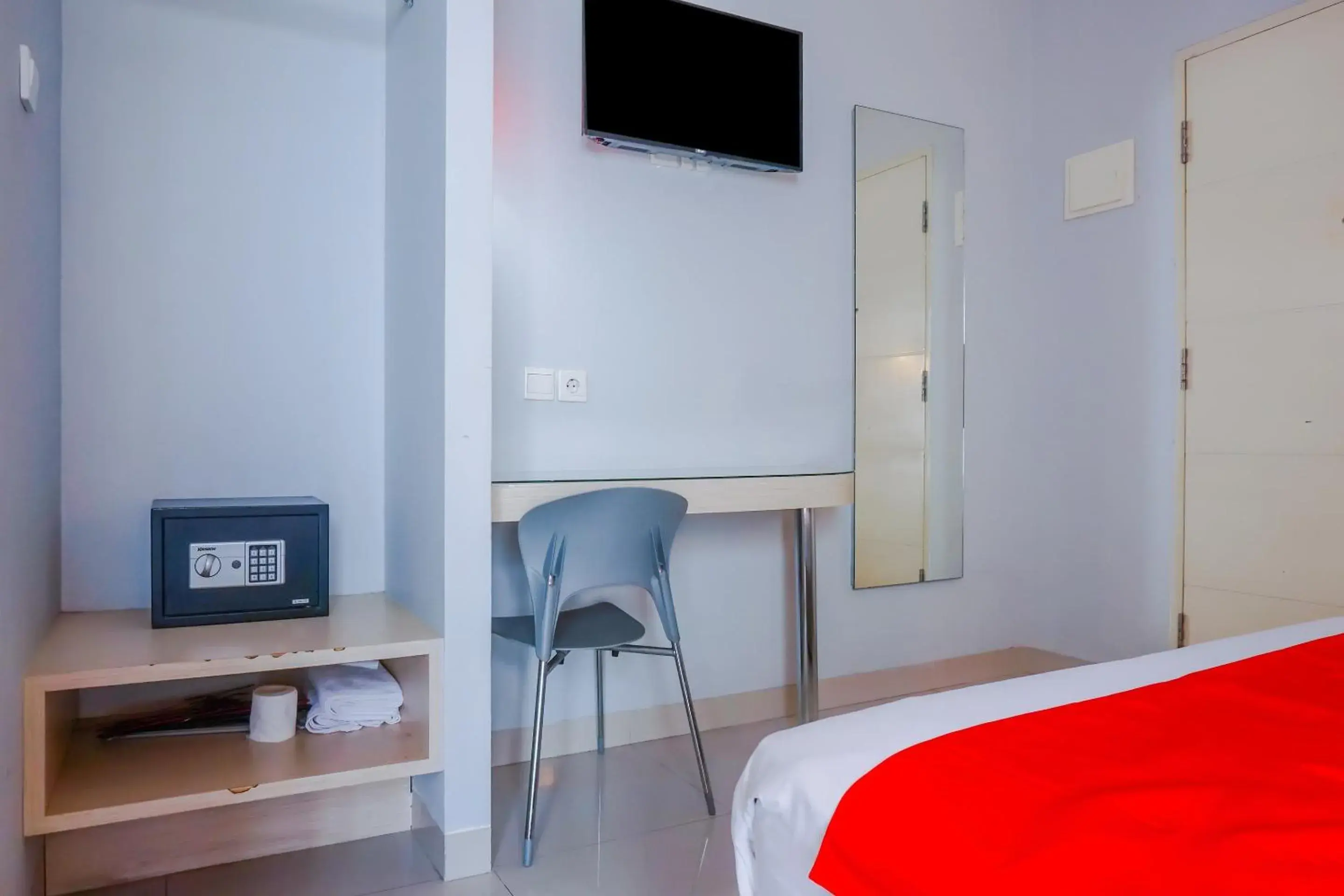 Bedroom, TV/Entertainment Center in OYO 90244 Hotel Antara