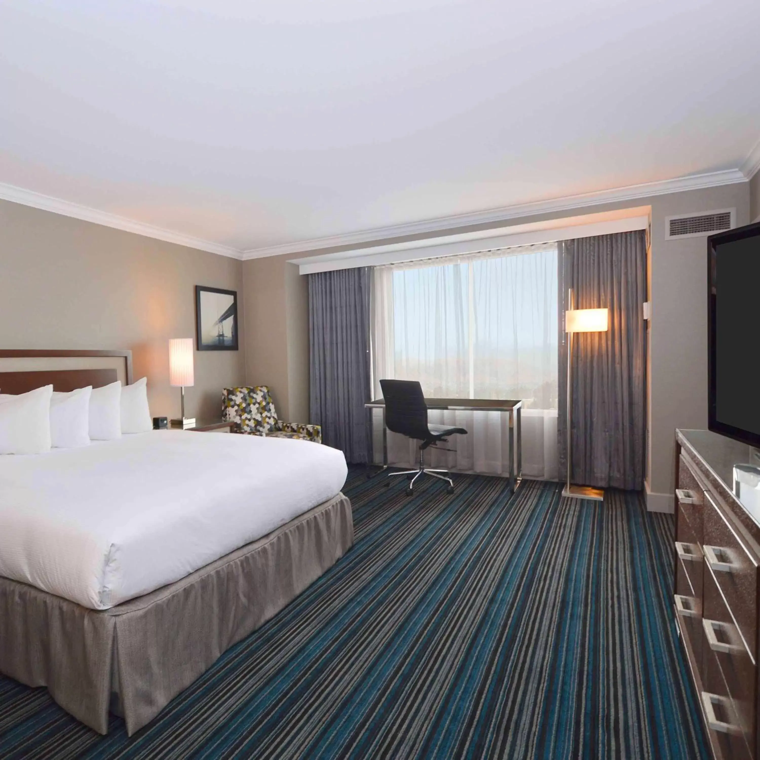 Bedroom, Bed in DoubleTree by Hilton Newark-Fremont