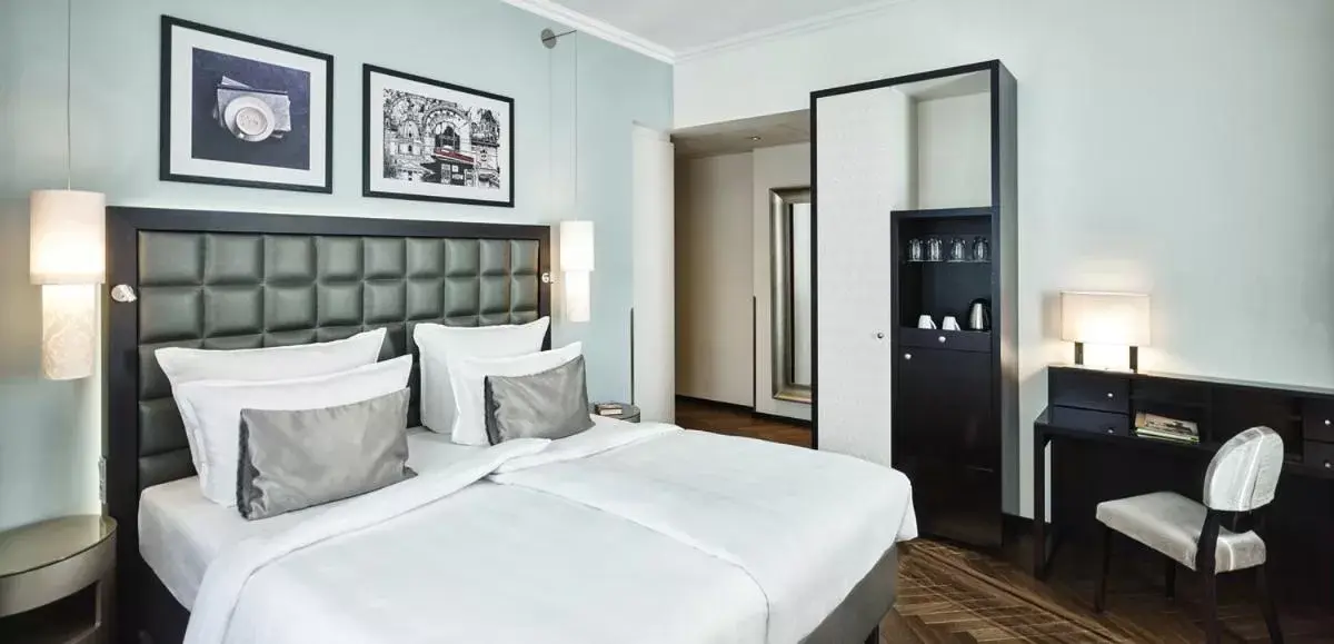 Bedroom, Bed in Steigenberger Hotel Herrenhof